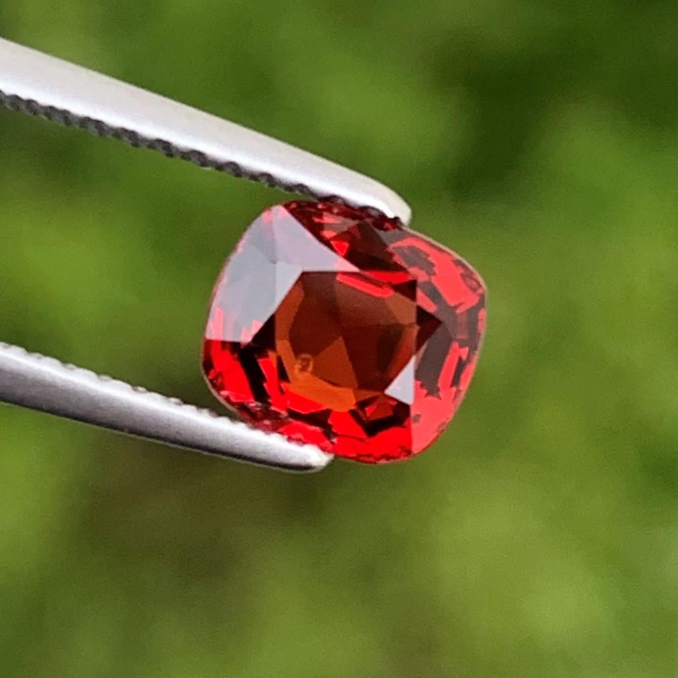 Arts and Crafts Gemme Spinelle rouge naturelle de 1,20 carat, taille coussin, en vrac en vente