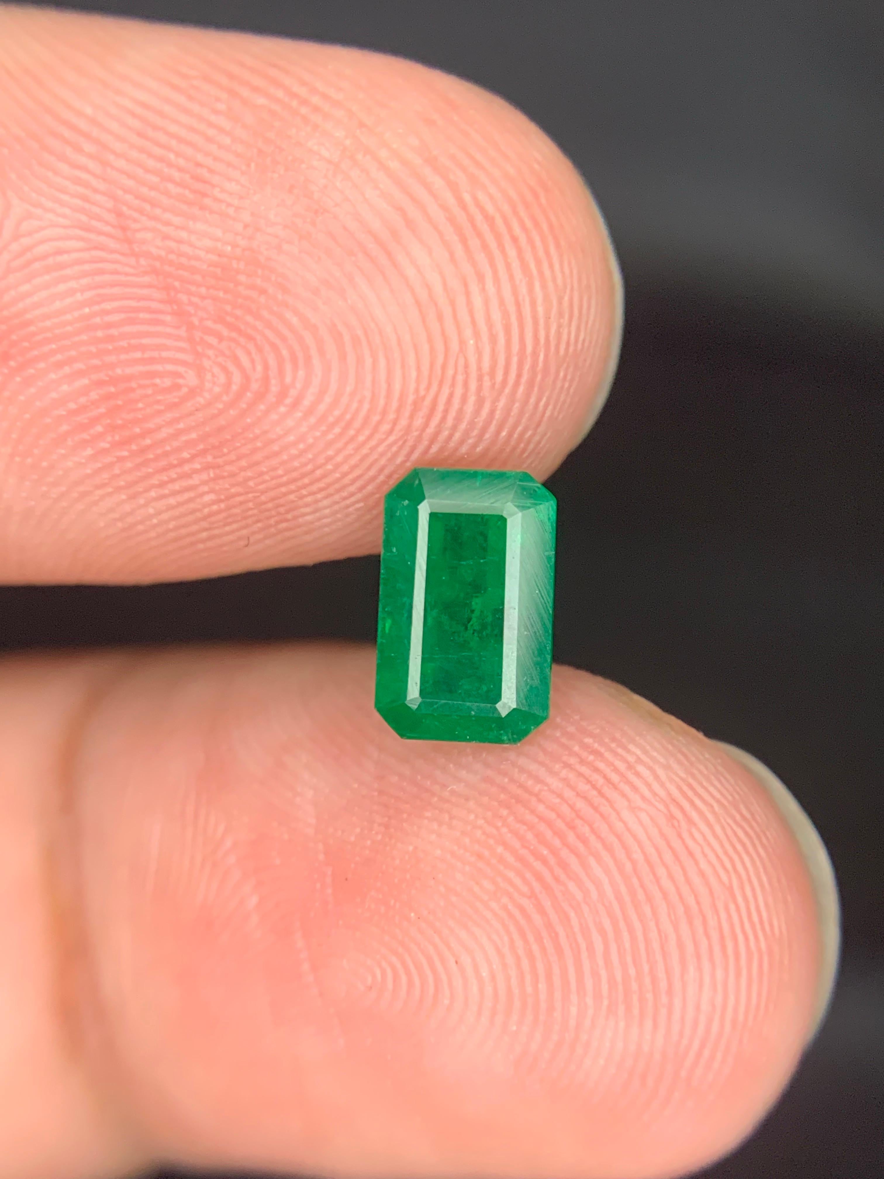 Gema esmeralda suelta natural de 1.20 quilates procedente de Swat, Pakistán Corte esmeralda en venta