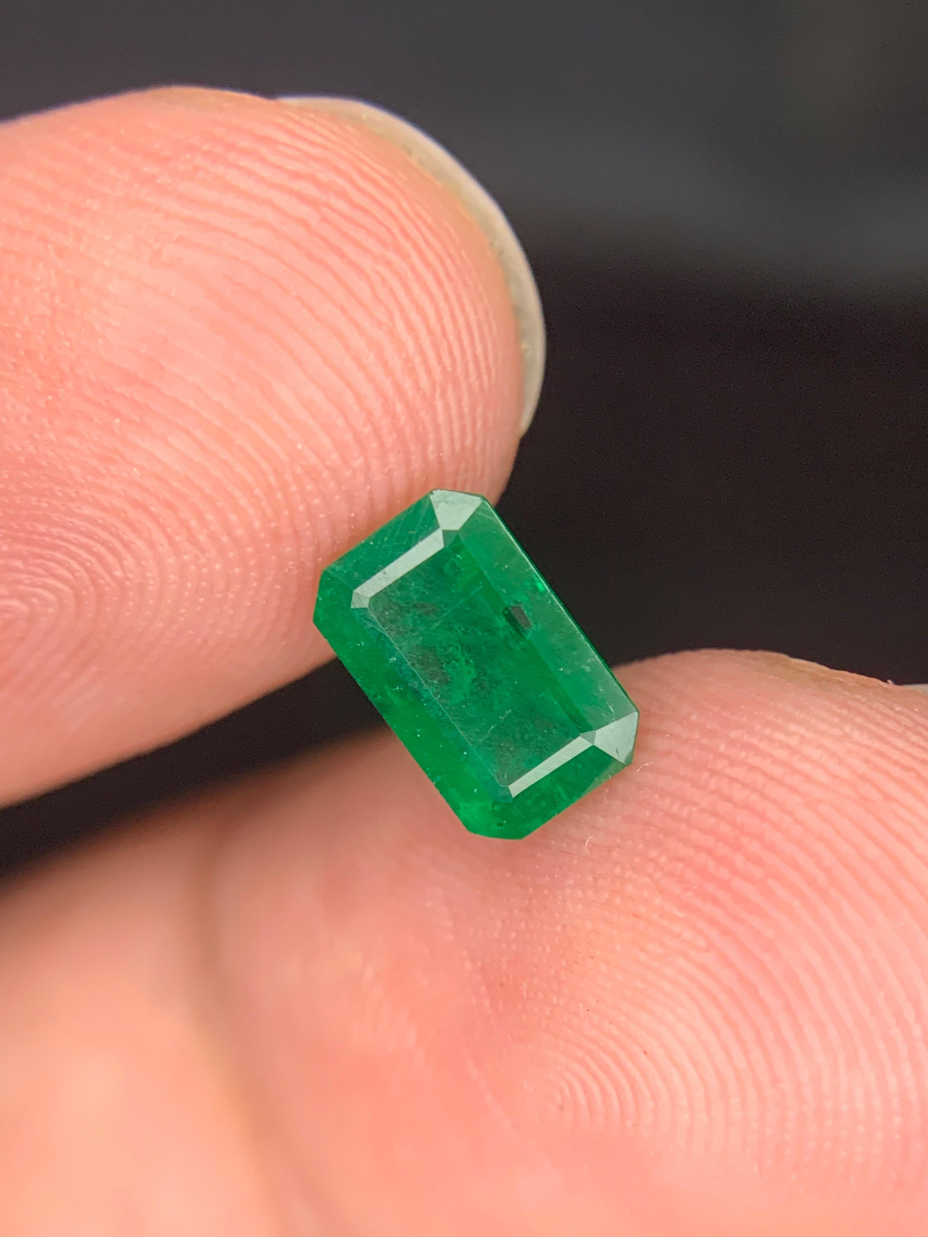 Gema esmeralda suelta natural de 1.20 quilates procedente de Swat, Pakistán en Nuevo estado para la venta en Peshawar, PK