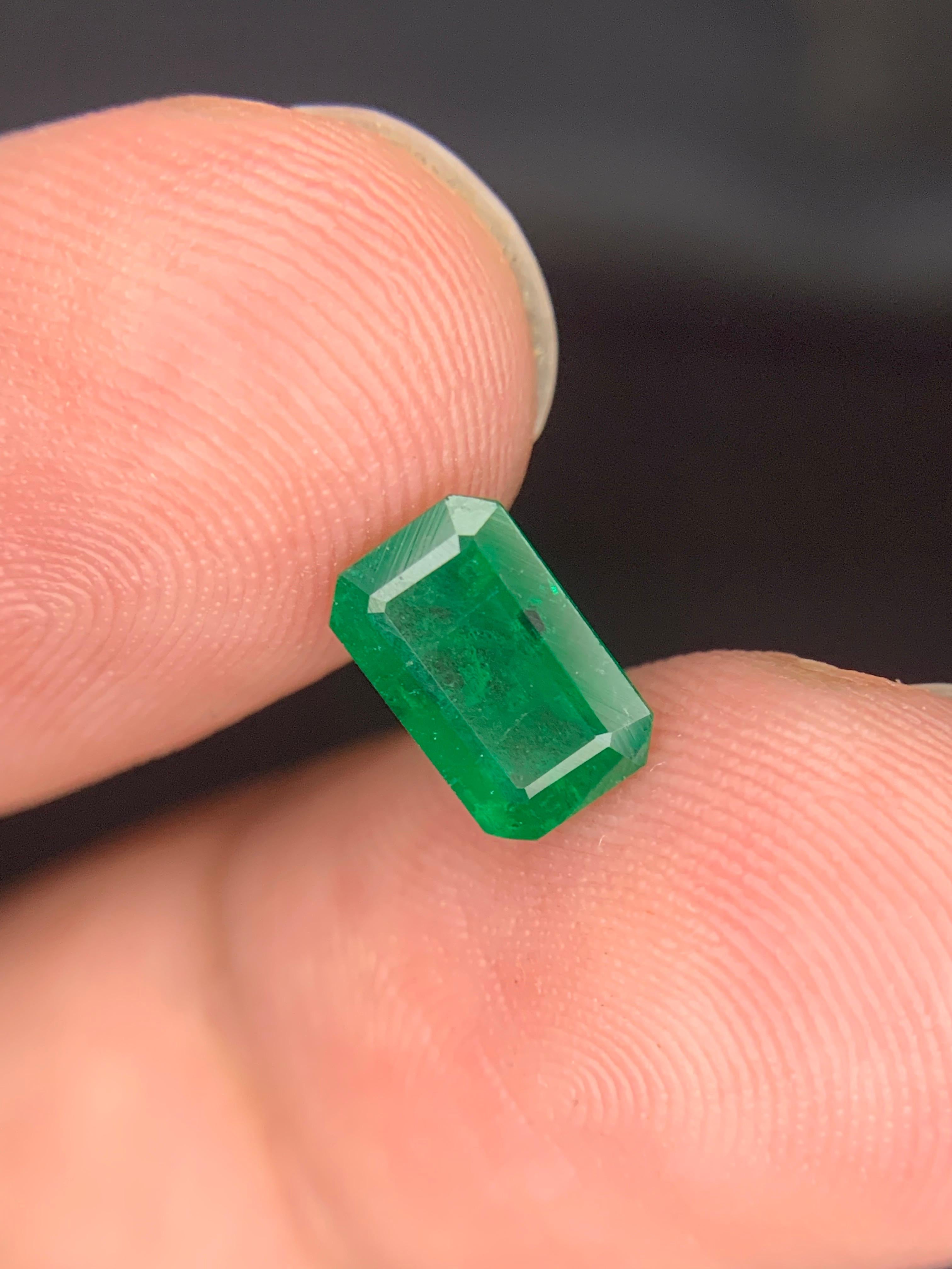 Femenino o masculino Gema esmeralda suelta natural de 1.20 quilates procedente de Swat, Pakistán en venta