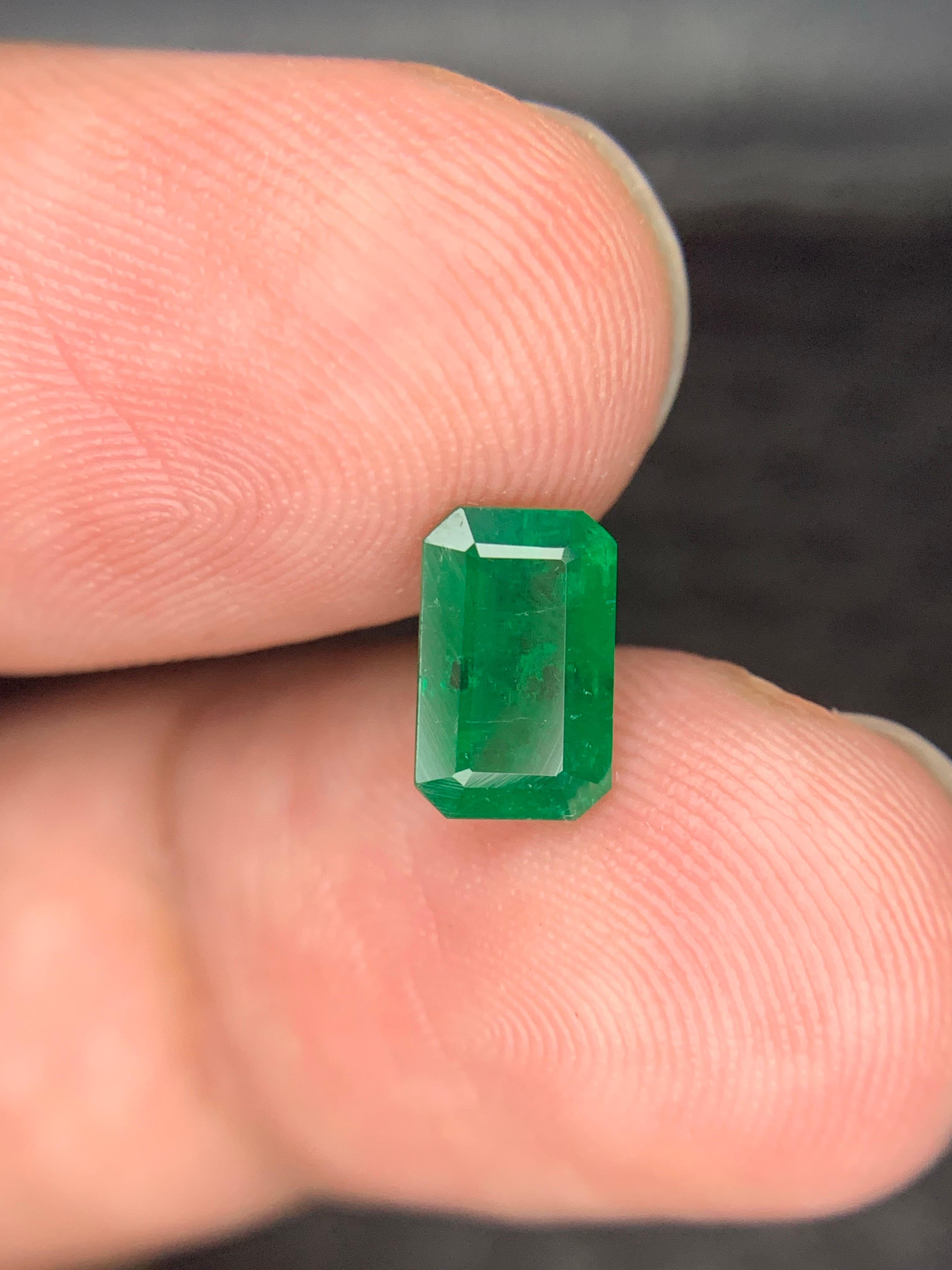 Gema esmeralda suelta natural de 1.20 quilates procedente de Swat, Pakistán en venta 1