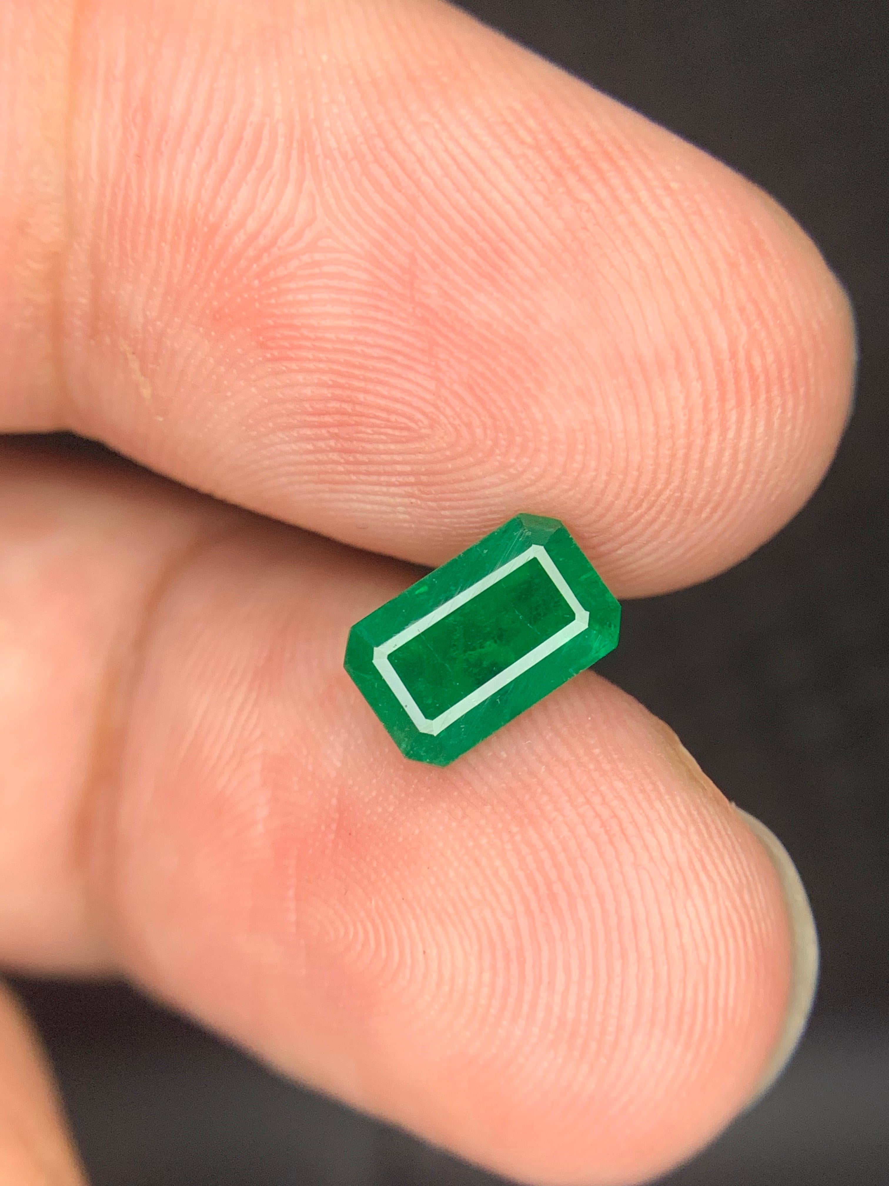 Gema esmeralda suelta natural de 1.20 quilates procedente de Swat, Pakistán en venta 2