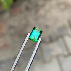 1.20 carati di tormalina verde naturale sfusa di forma smeraldina