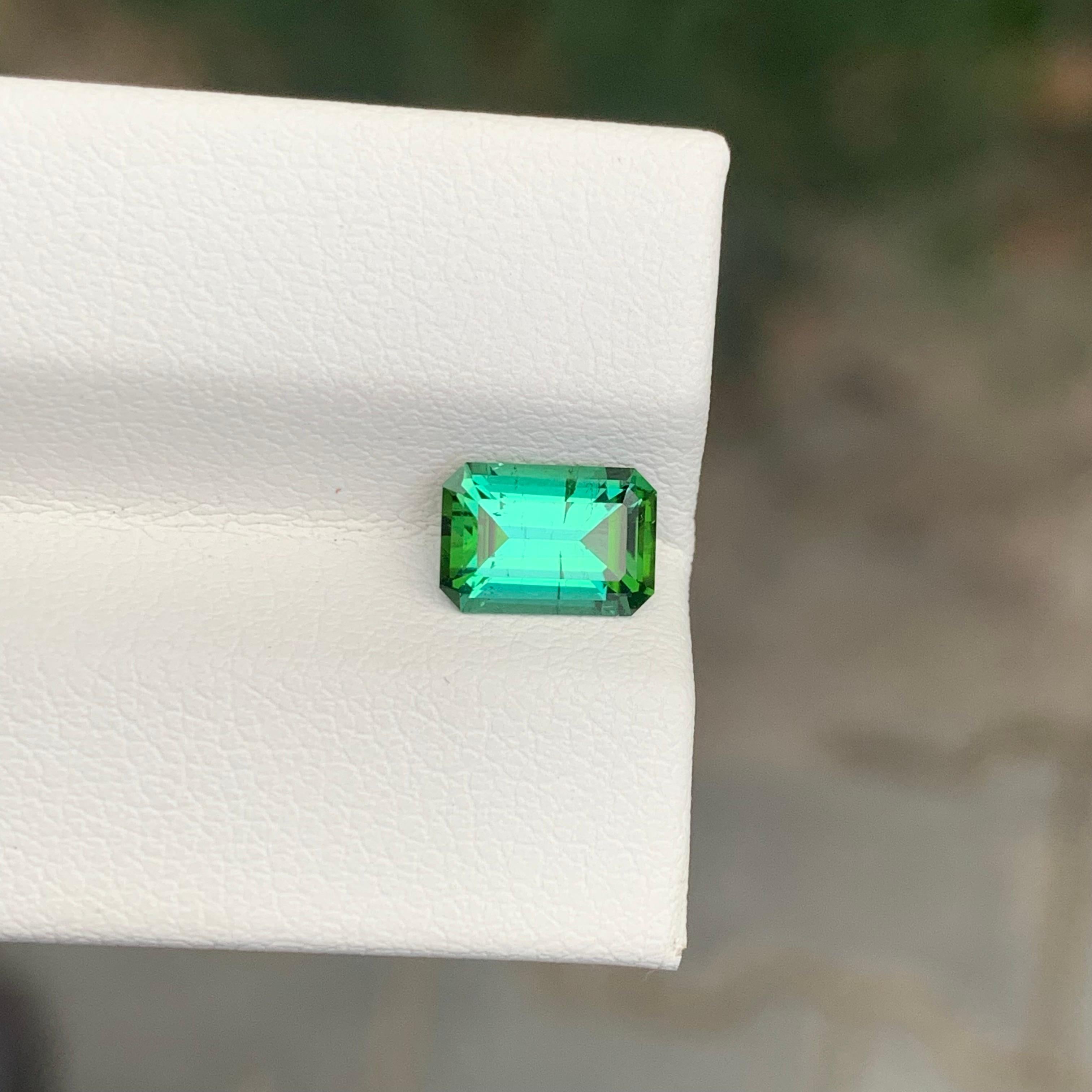 1.20 Karat Natürlicher loser grüner Turmalin Smaragd Form Edelstein (Smaragdschliff) im Angebot