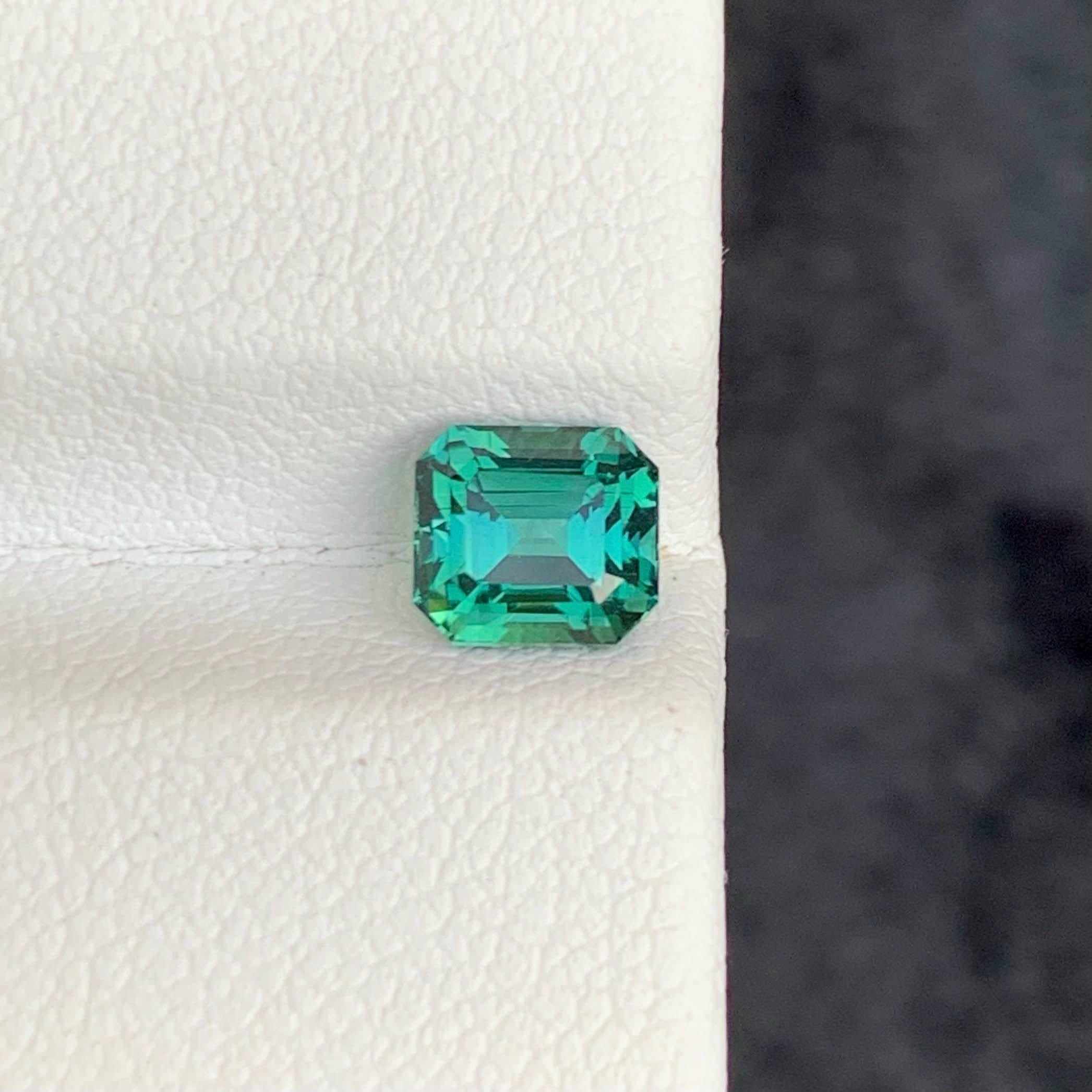 Gewicht 1,20 Karat 
Abmessungen 5,9x5,3x4,7mm
Behandlung Keine 
Herkunft Afghanistan 
Klarheit VVS 
Form Schliff Smaragd 





Dieser 1,20 Karat schwere, natürliche, lose Lagunenblau-Turmalin ist ein fesselnder Edelstein, der einen ruhigen und