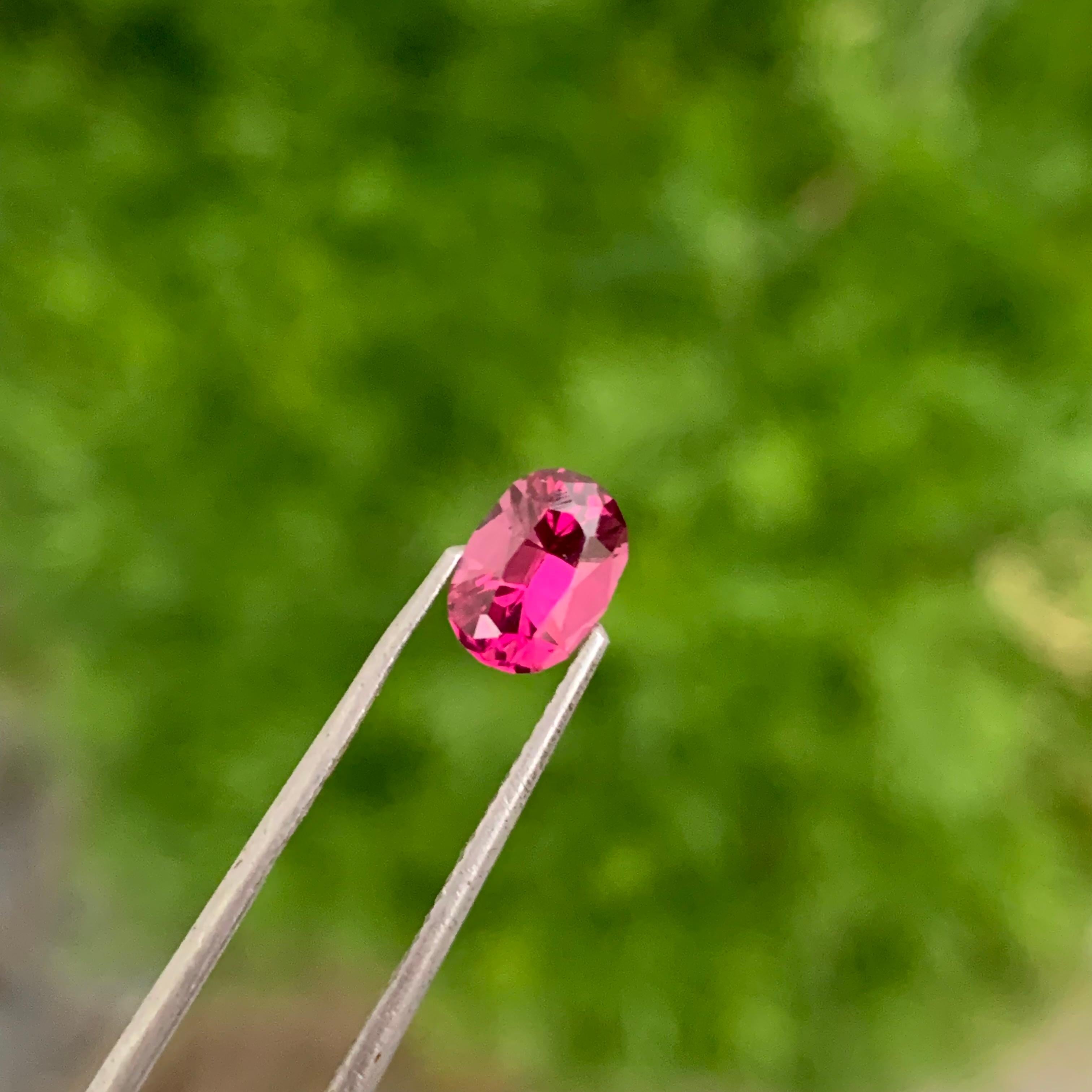 Arts and Crafts Pierre précieuse rhodolite de forme ovale non sertie de 1,20 carat pour bague  en vente