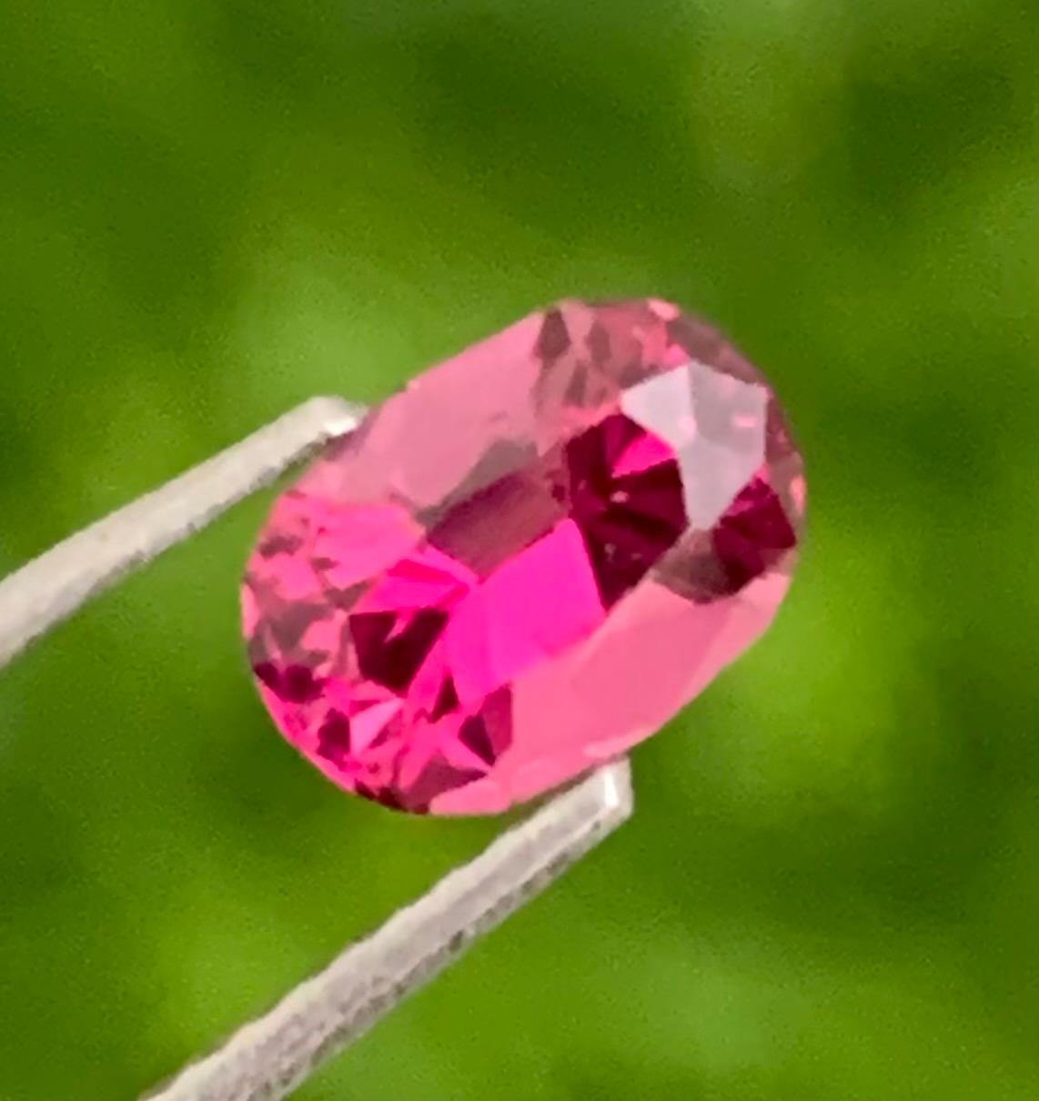 Taille ovale Pierre précieuse rhodolite de forme ovale non sertie de 1,20 carat pour bague  en vente