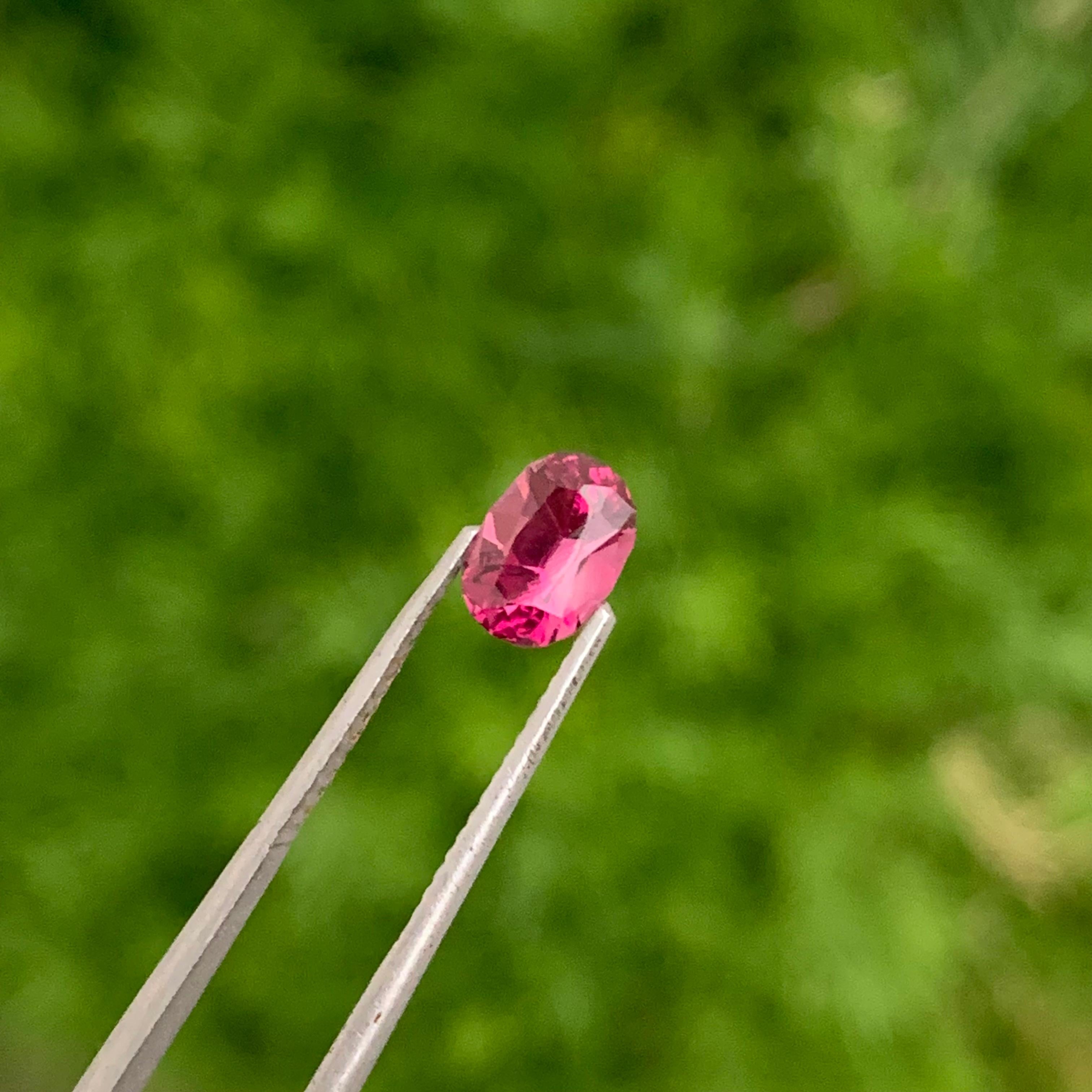 Pierre précieuse rhodolite de forme ovale non sertie de 1,20 carat pour bague  en vente 1