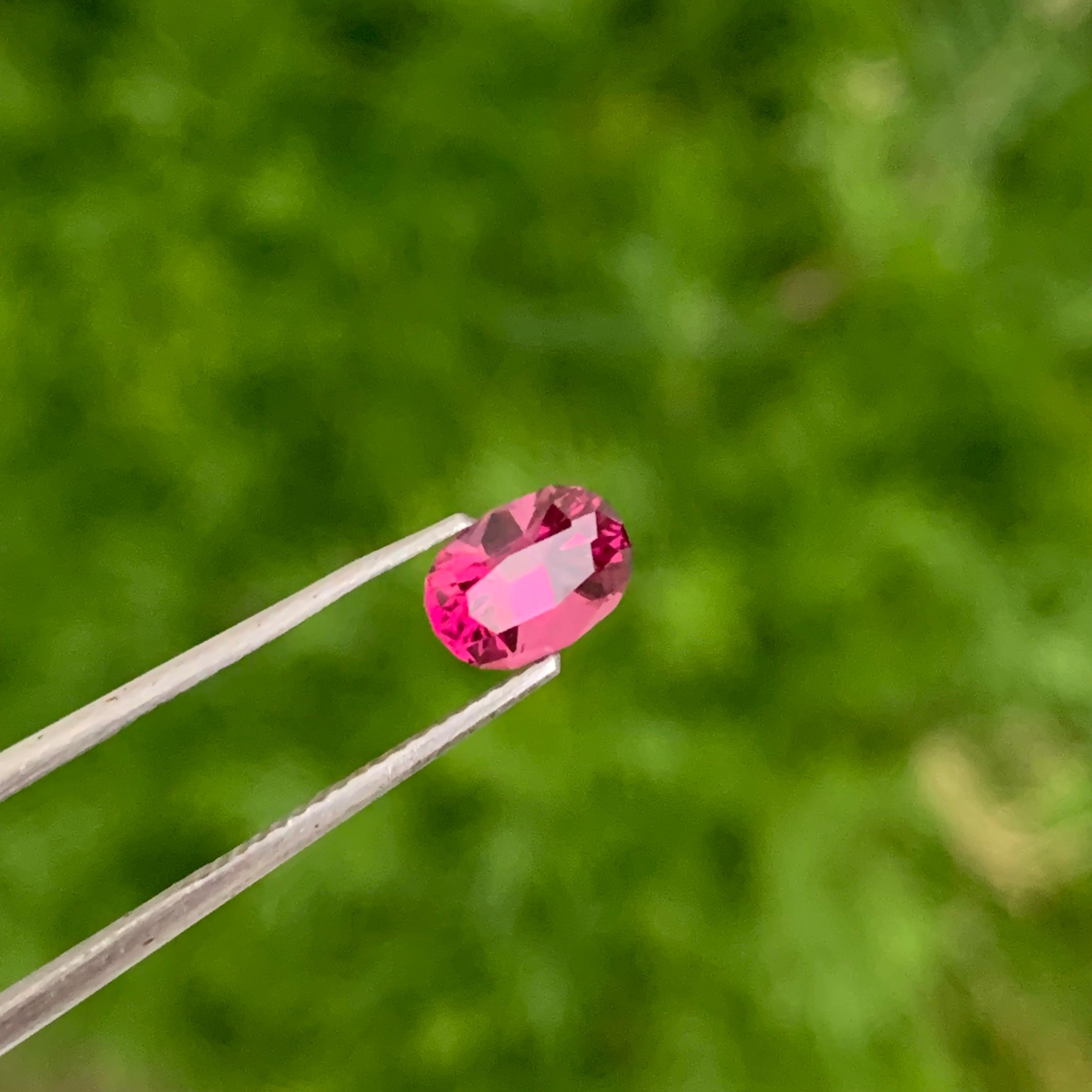 Pierre précieuse rhodolite de forme ovale non sertie de 1,20 carat pour bague  en vente 2