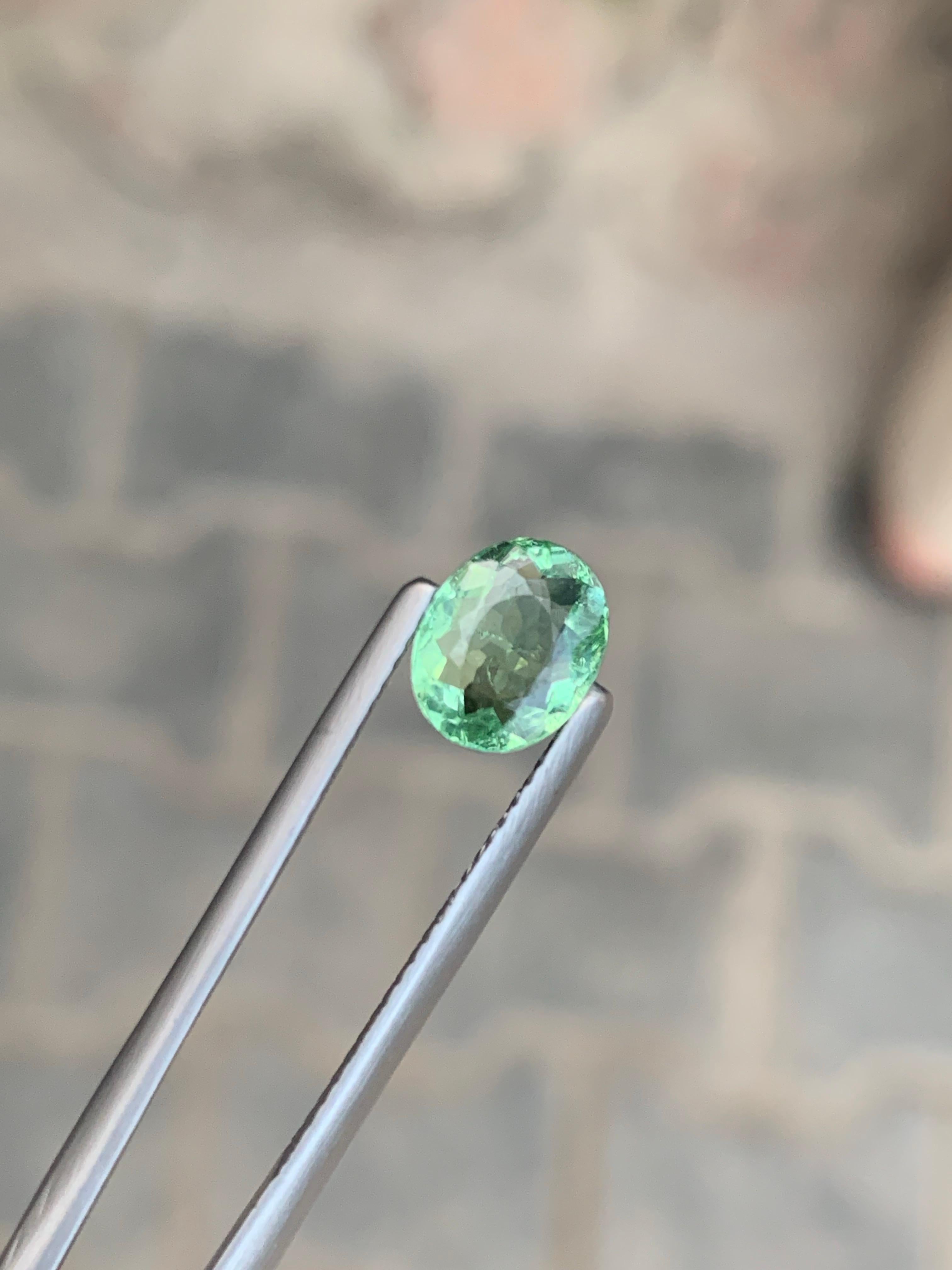 Taglio ovale 1,20 carati di tormalina Paraiba naturale sfusa di forma ovale dal Mozambico in vendita