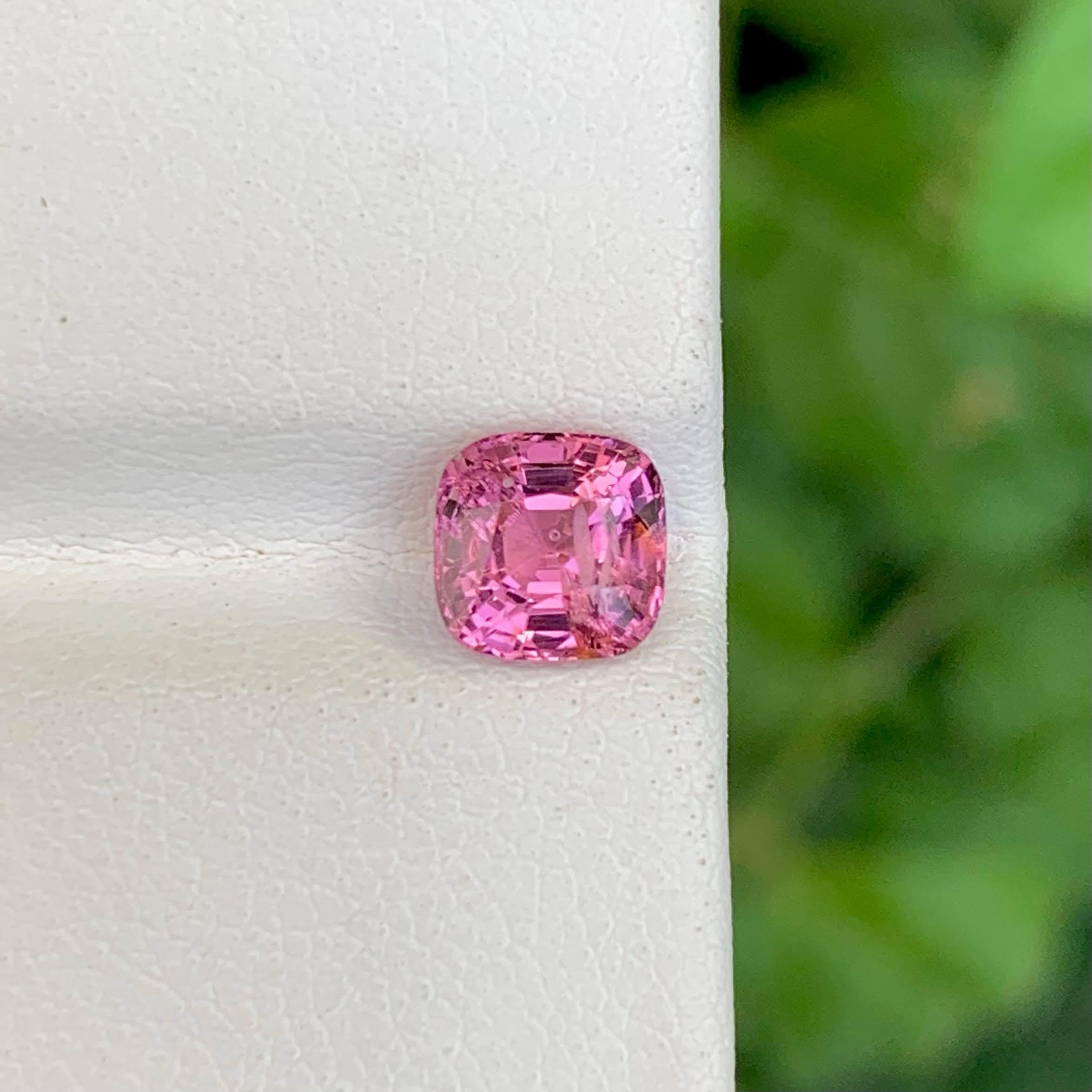 Peso 1,20 quilates
Dimensiones 6x6,1x4,1 mm
Tratamiento Ninguno
Origen Tanzania
Claridad VVS 
Forma Corte cojín 
NA



Esta Espinela Rosa Suelta Natural de 1,20 quilates irradia un encanto suave pero vivo, lo que la convierte en una elección
