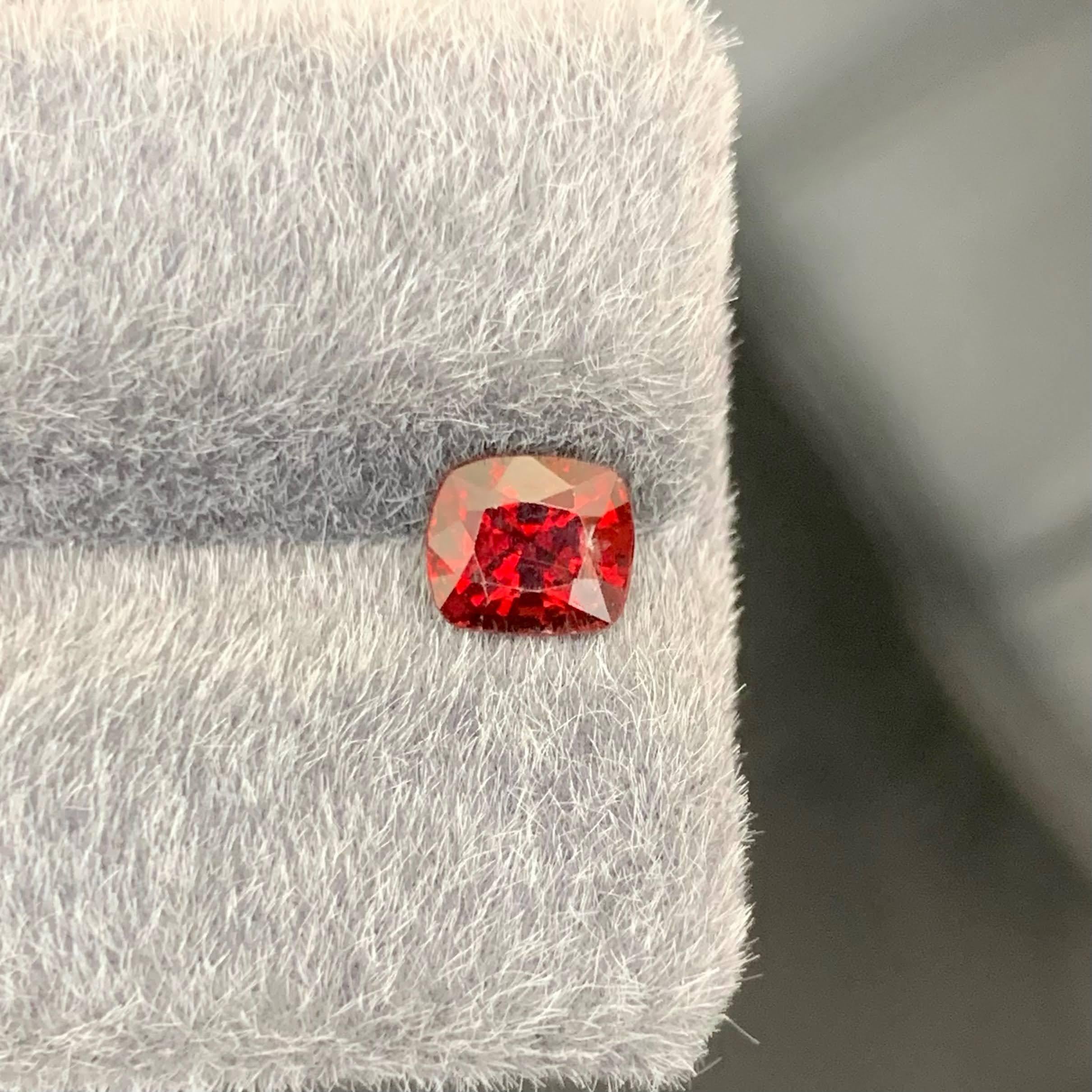 Peso 1,20 carati 
Dimensioni 6,3x5,5x4,5 mm
Trattamento Nessuno 
Origine Birmana 
Chiarezza SI
Forma taglio cuscino 




Questo Spinello Rosso Sciolto Nature da 1,20 Carati brilla di una tonalità rossa intensa e vivida e di una brillantezza