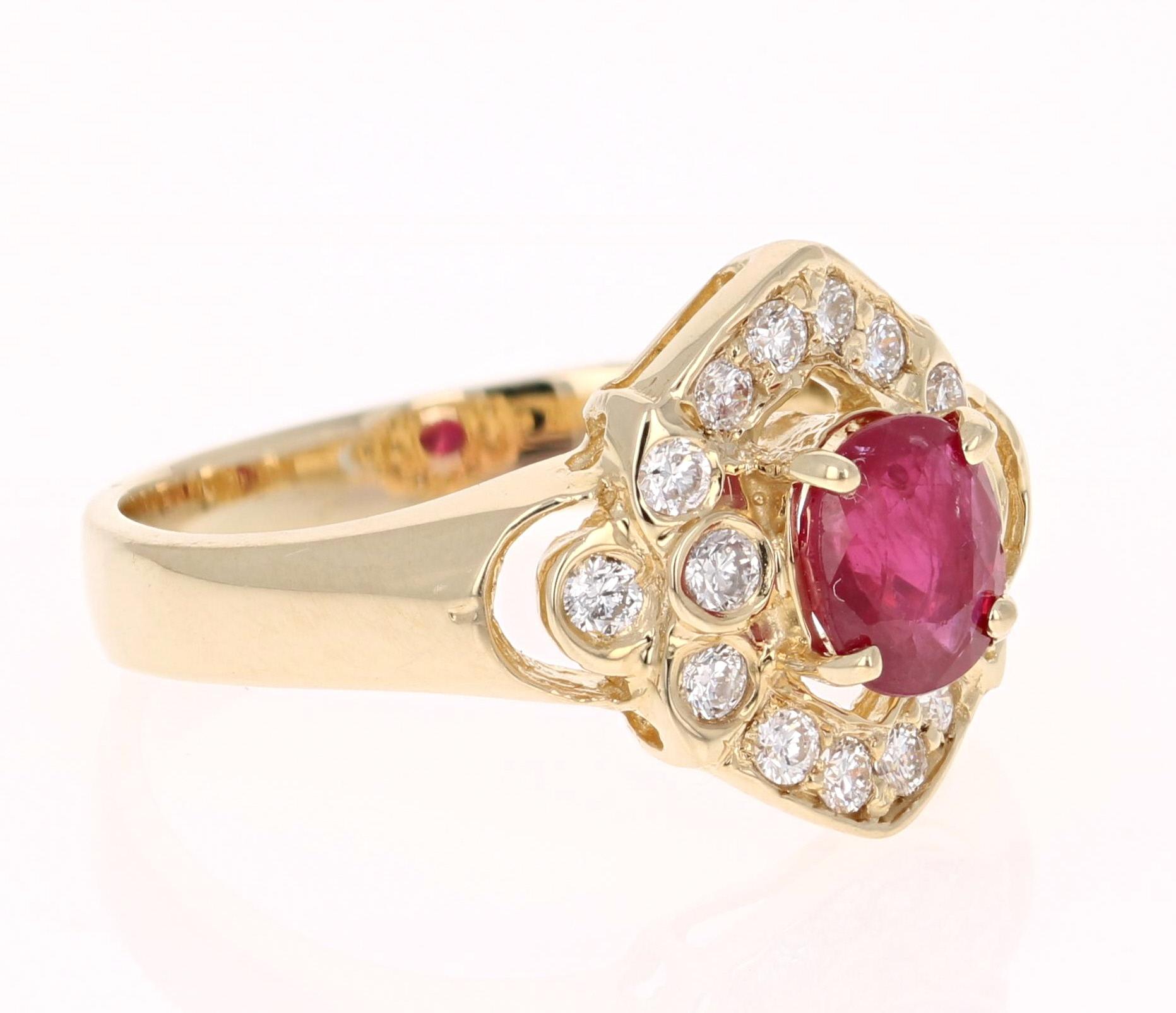 Tout simplement magnifique bague rubis-diamant avec un rubis birman de taille ovale de 0,86 carat, entouré de 16 diamants de taille ronde pesant 0,34 carat. Le poids total en carats de la bague est de 1.20 carats. La clarté et la couleur des