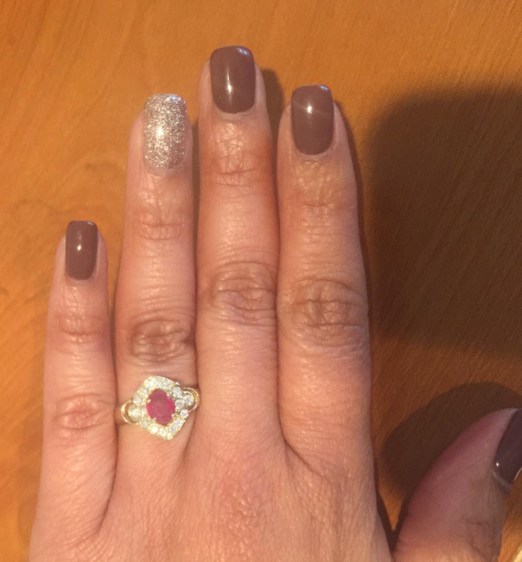 1,20 Karat Ovalschliff burmesischer Rubin Diamant 14 Karat Gelbgold Cluster Ring Damen im Angebot