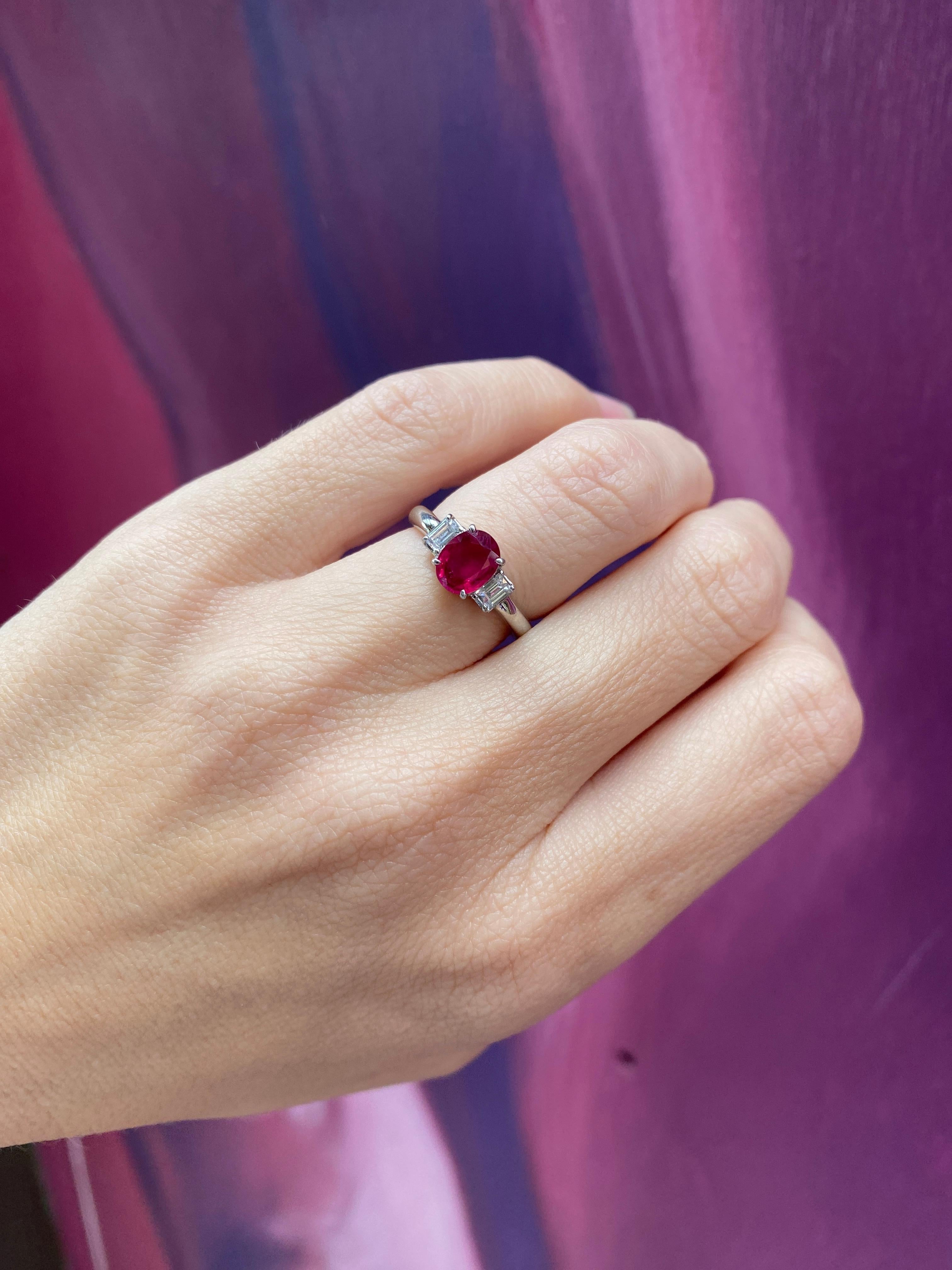 Rubis de 1,20 carat de taille ovale et diamants de 0,30 carat de taille émeraude, platine en vente 5