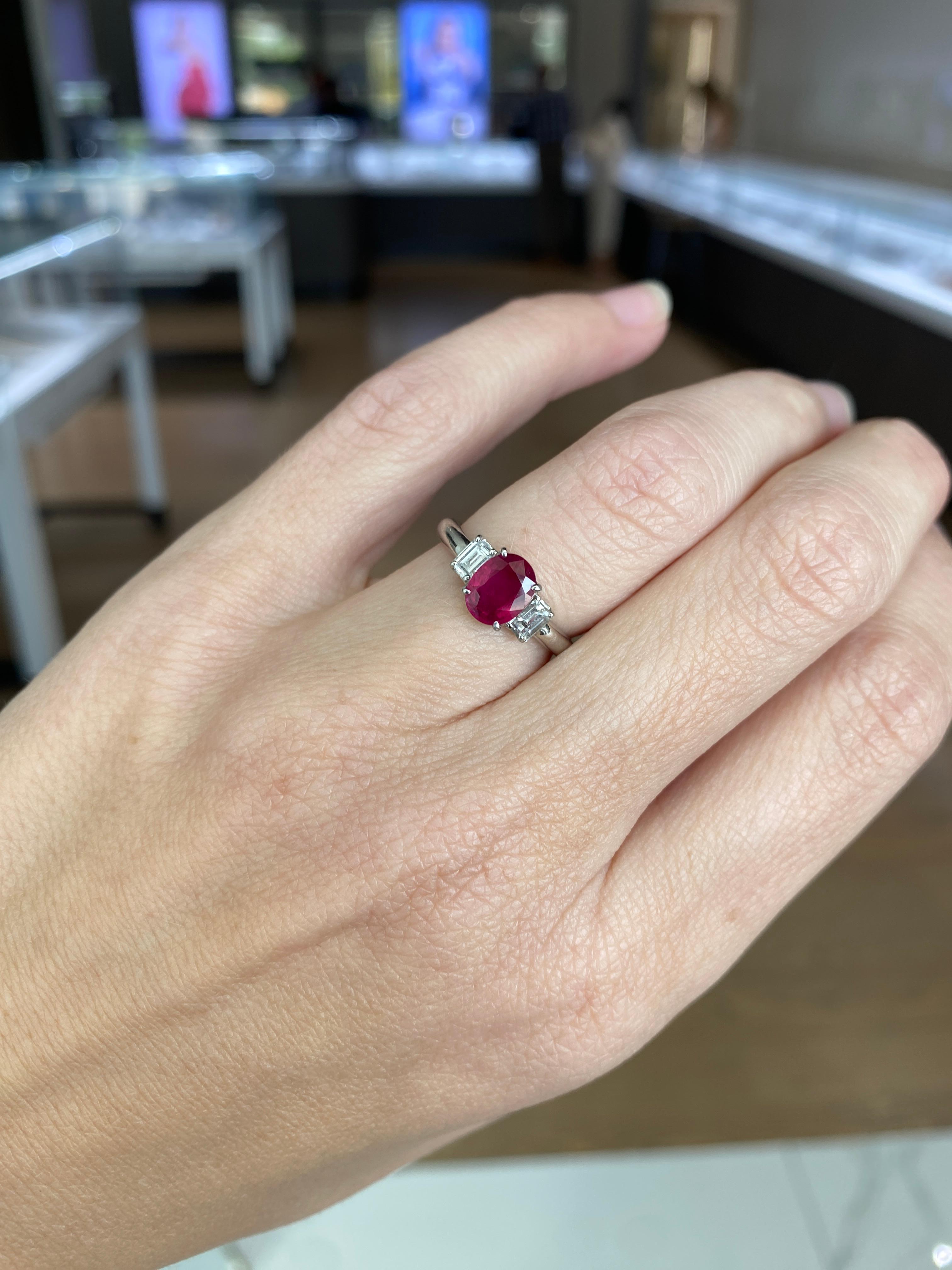 Rubis de 1,20 carat de taille ovale et diamants de 0,30 carat de taille émeraude, platine en vente 6