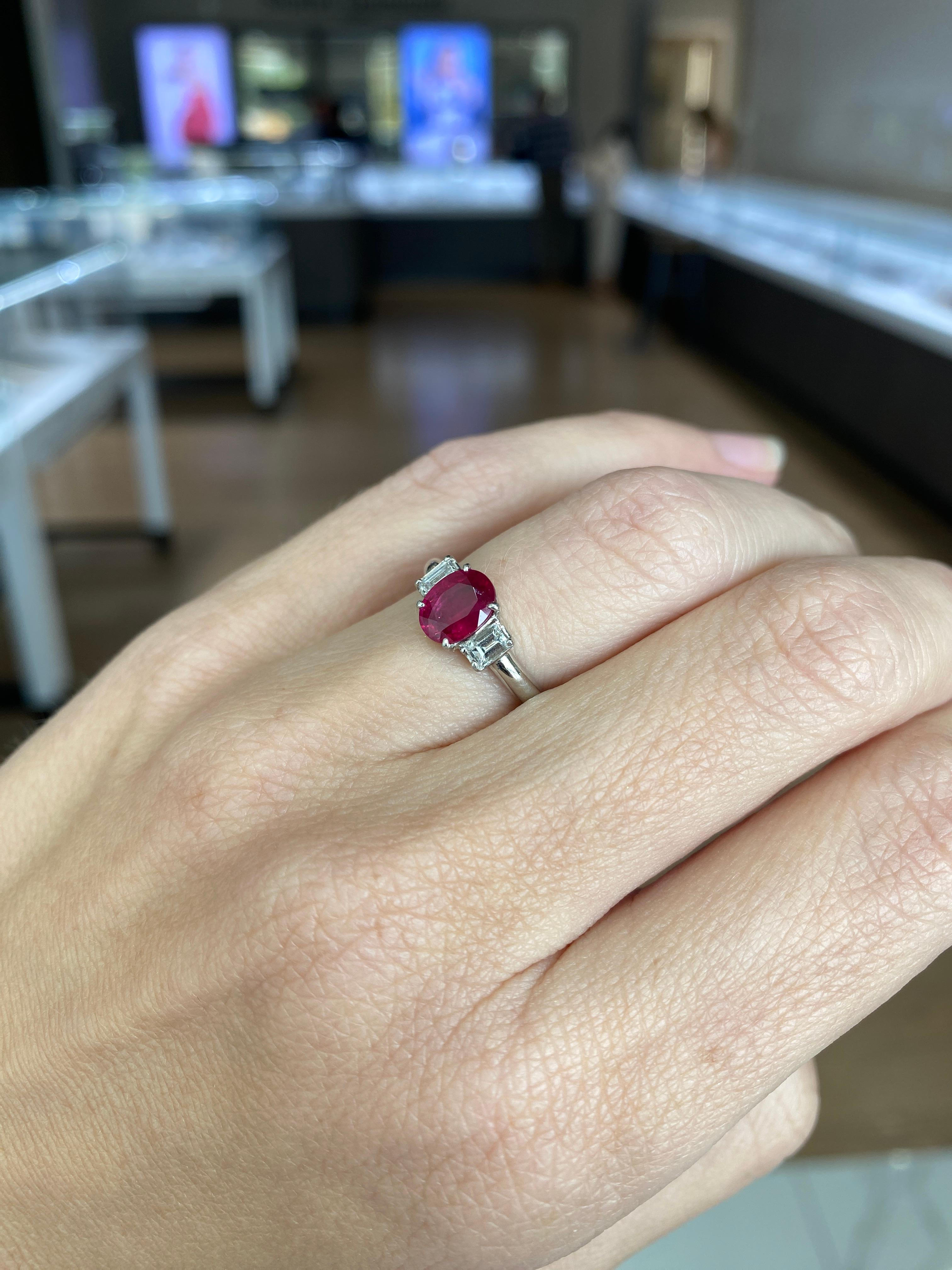 Rubis de 1,20 carat de taille ovale et diamants de 0,30 carat de taille émeraude, platine en vente 7