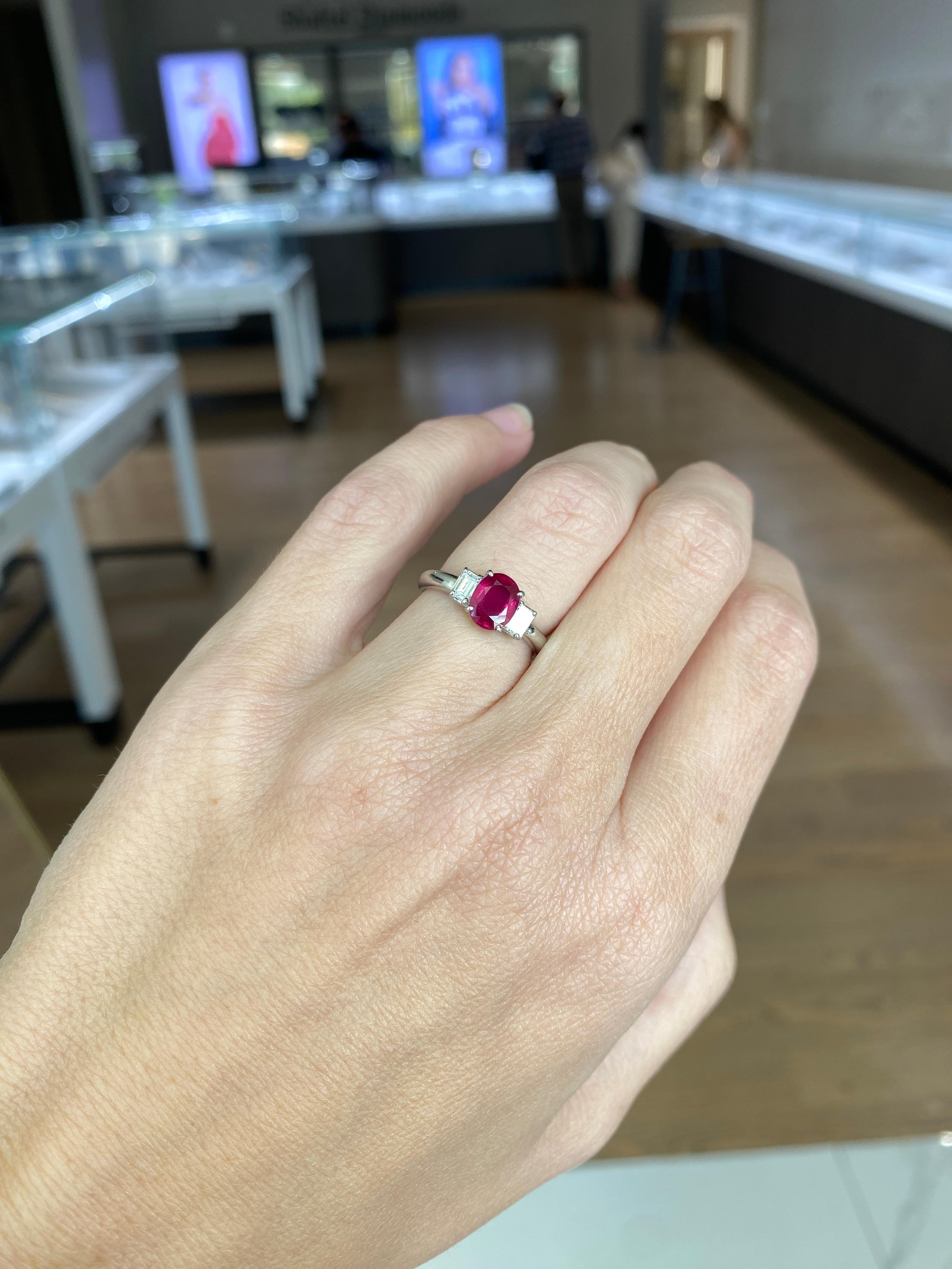 Rubis de 1,20 carat de taille ovale et diamants de 0,30 carat de taille émeraude, platine en vente 8
