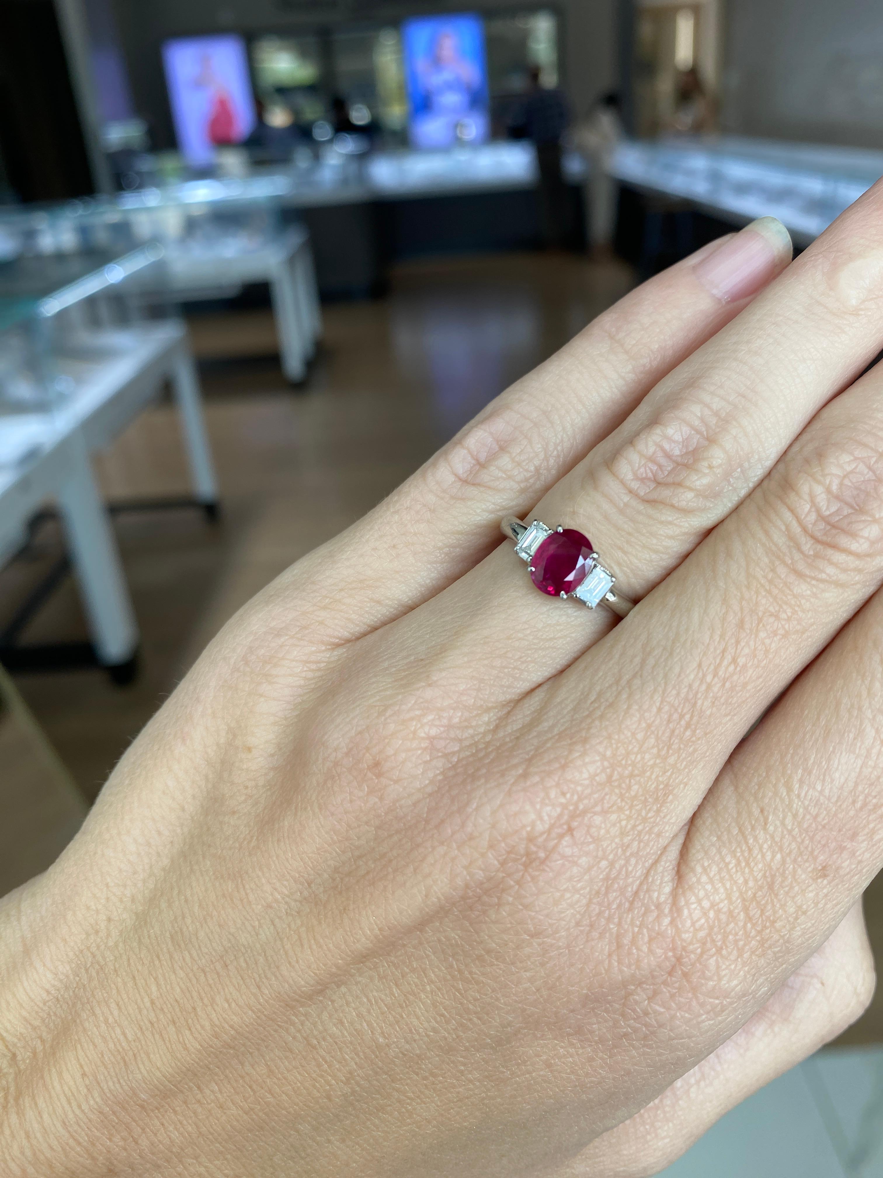 Rubis de 1,20 carat de taille ovale et diamants de 0,30 carat de taille émeraude, platine en vente 9
