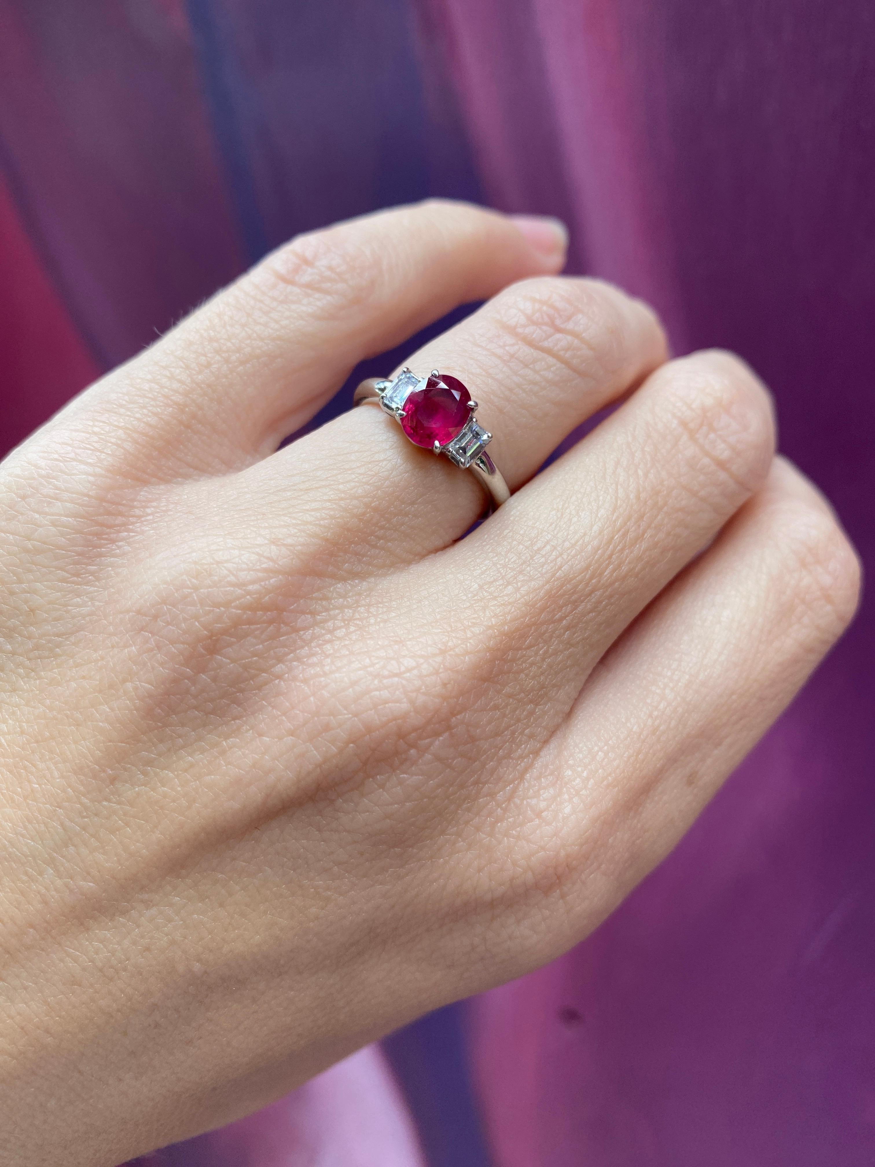 Rubis de 1,20 carat de taille ovale et diamants de 0,30 carat de taille émeraude, platine en vente 10