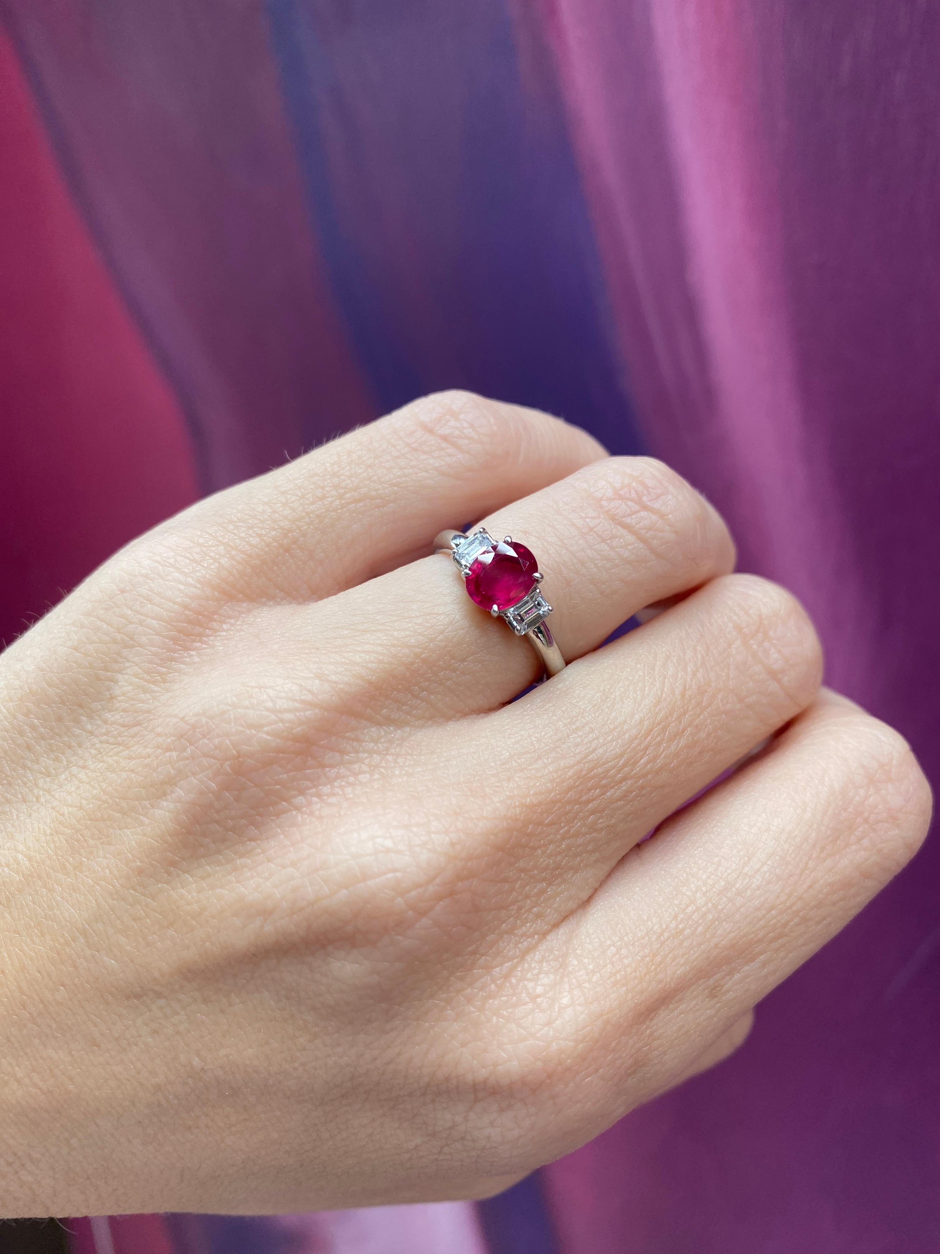 Rubis de 1,20 carat de taille ovale et diamants de 0,30 carat de taille émeraude, platine en vente 11