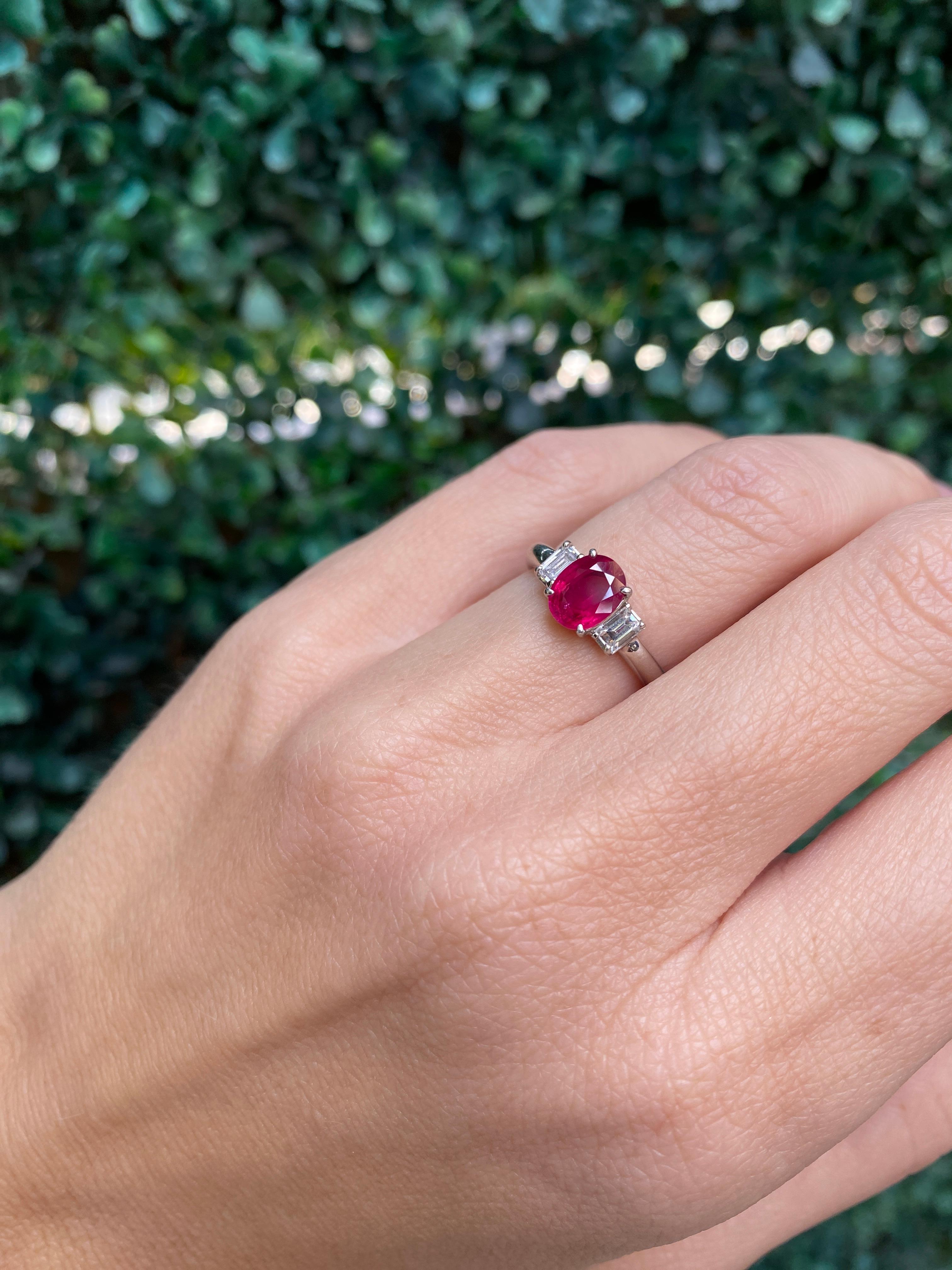 Rubis de 1,20 carat de taille ovale et diamants de 0,30 carat de taille émeraude, platine en vente 12