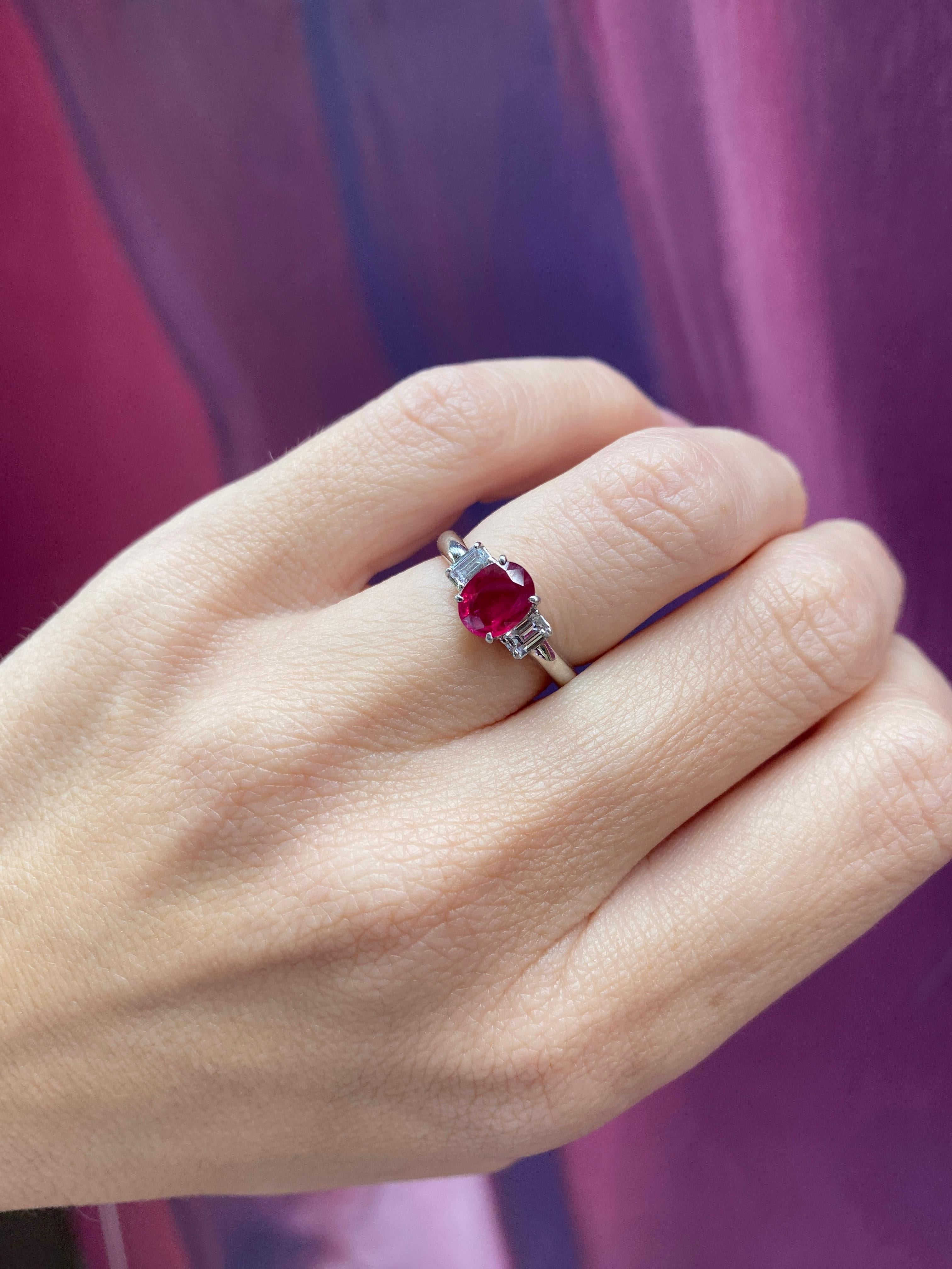 Rubis de 1,20 carat de taille ovale et diamants de 0,30 carat de taille émeraude, platine en vente 14