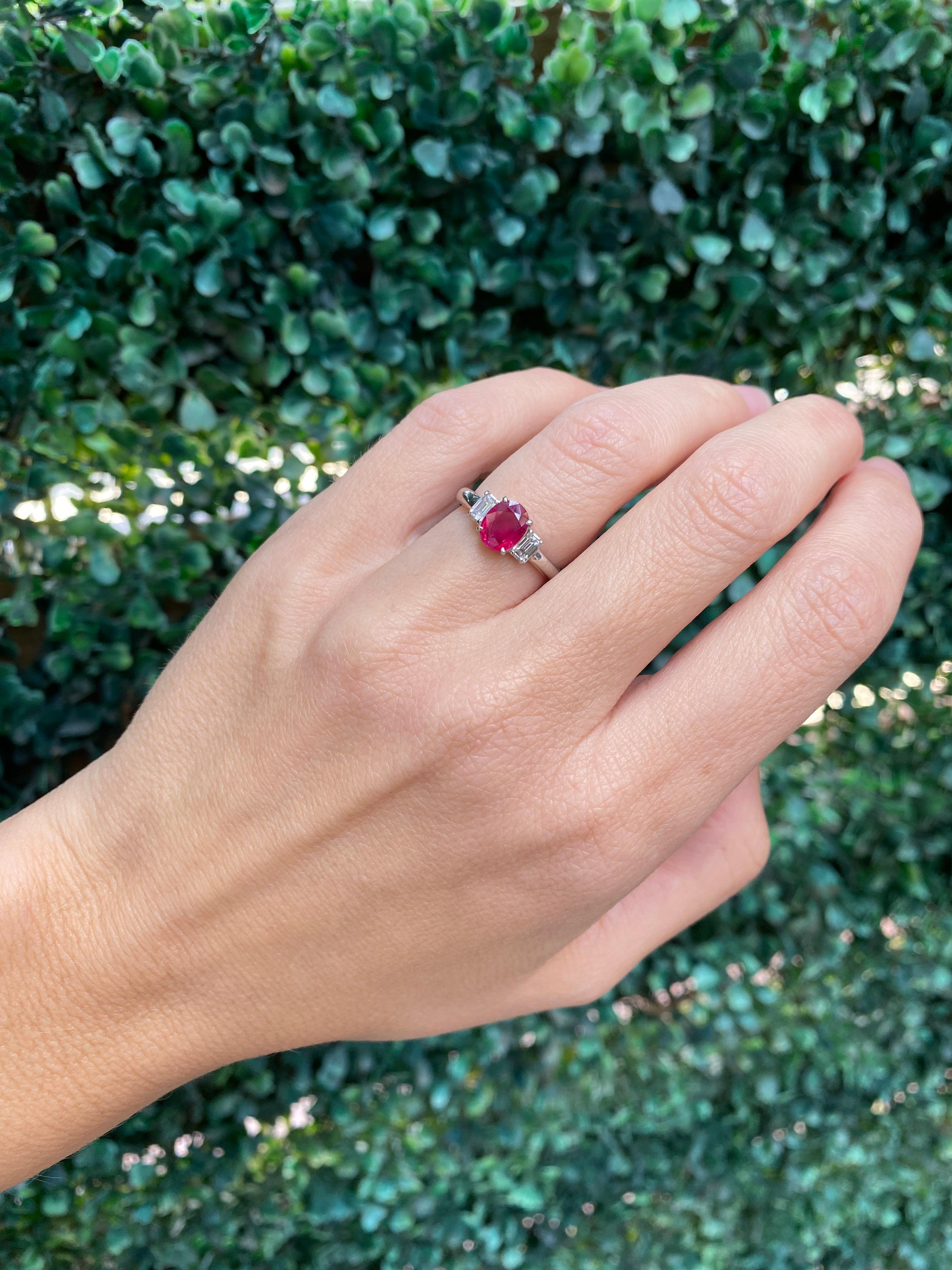 Rubis de 1,20 carat de taille ovale et diamants de 0,30 carat de taille émeraude, platine Neuf - En vente à Houston, TX