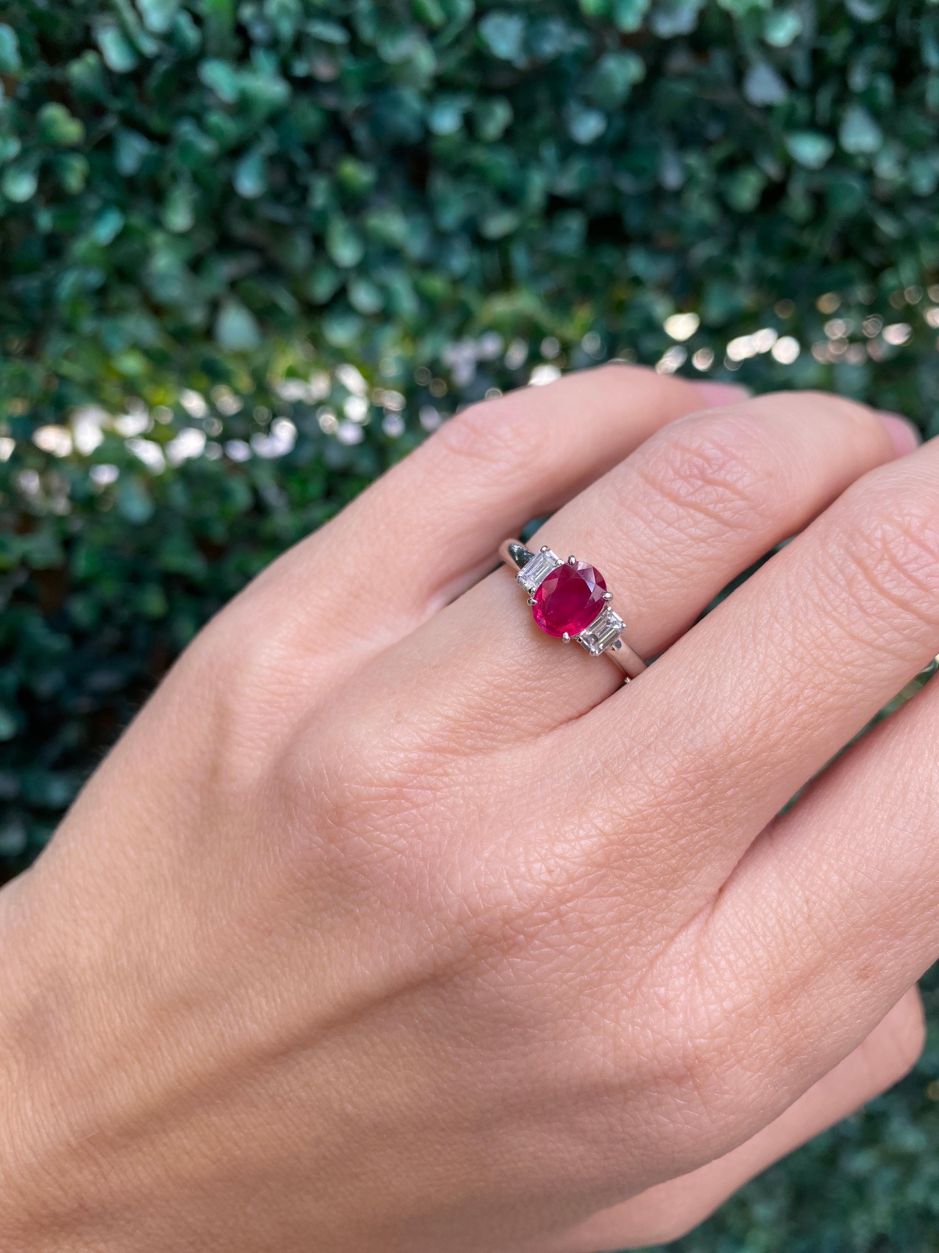 Rubis de 1,20 carat de taille ovale et diamants de 0,30 carat de taille émeraude, platine Unisexe en vente