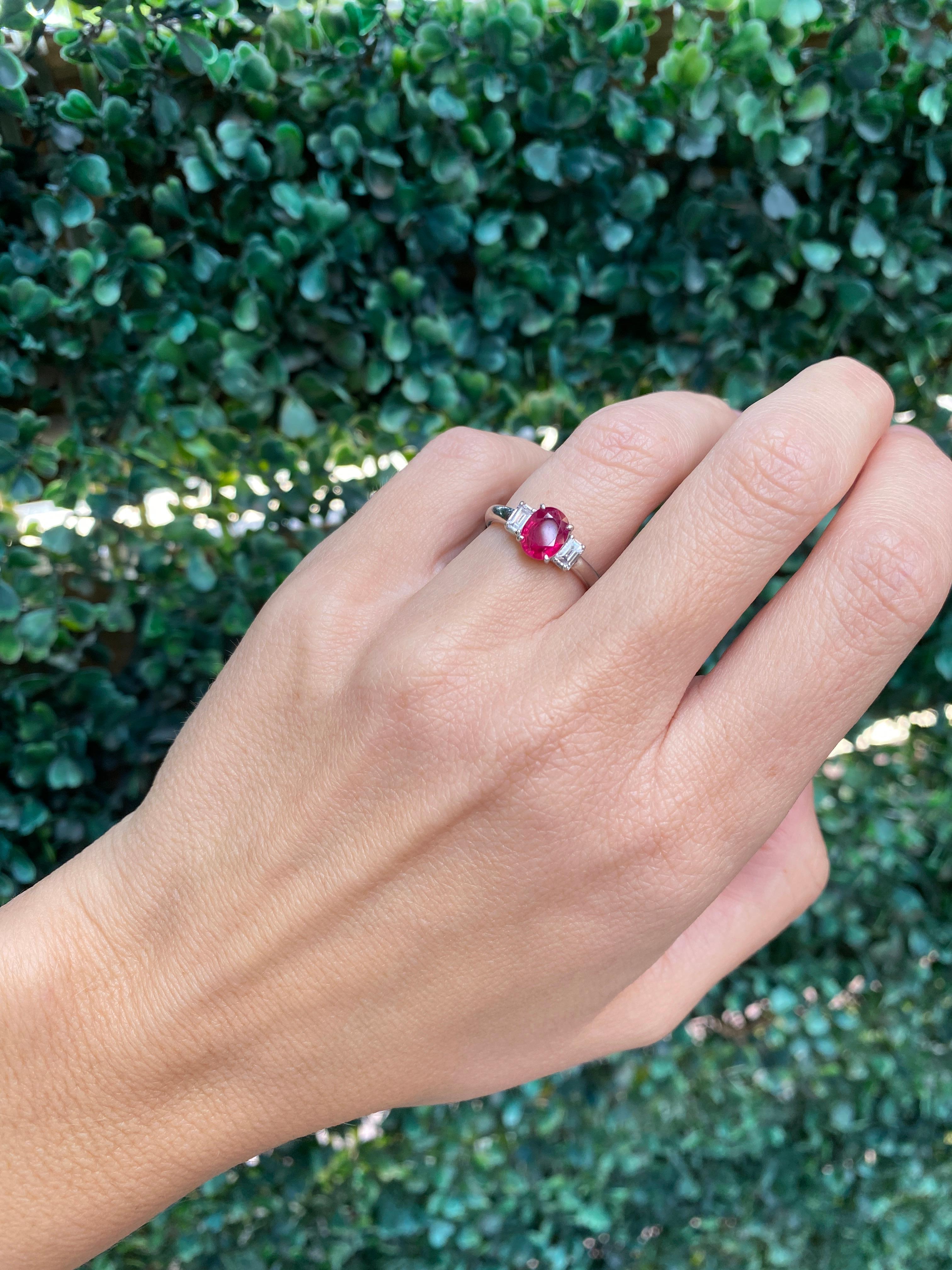 Rubis de 1,20 carat de taille ovale et diamants de 0,30 carat de taille émeraude, platine en vente 1