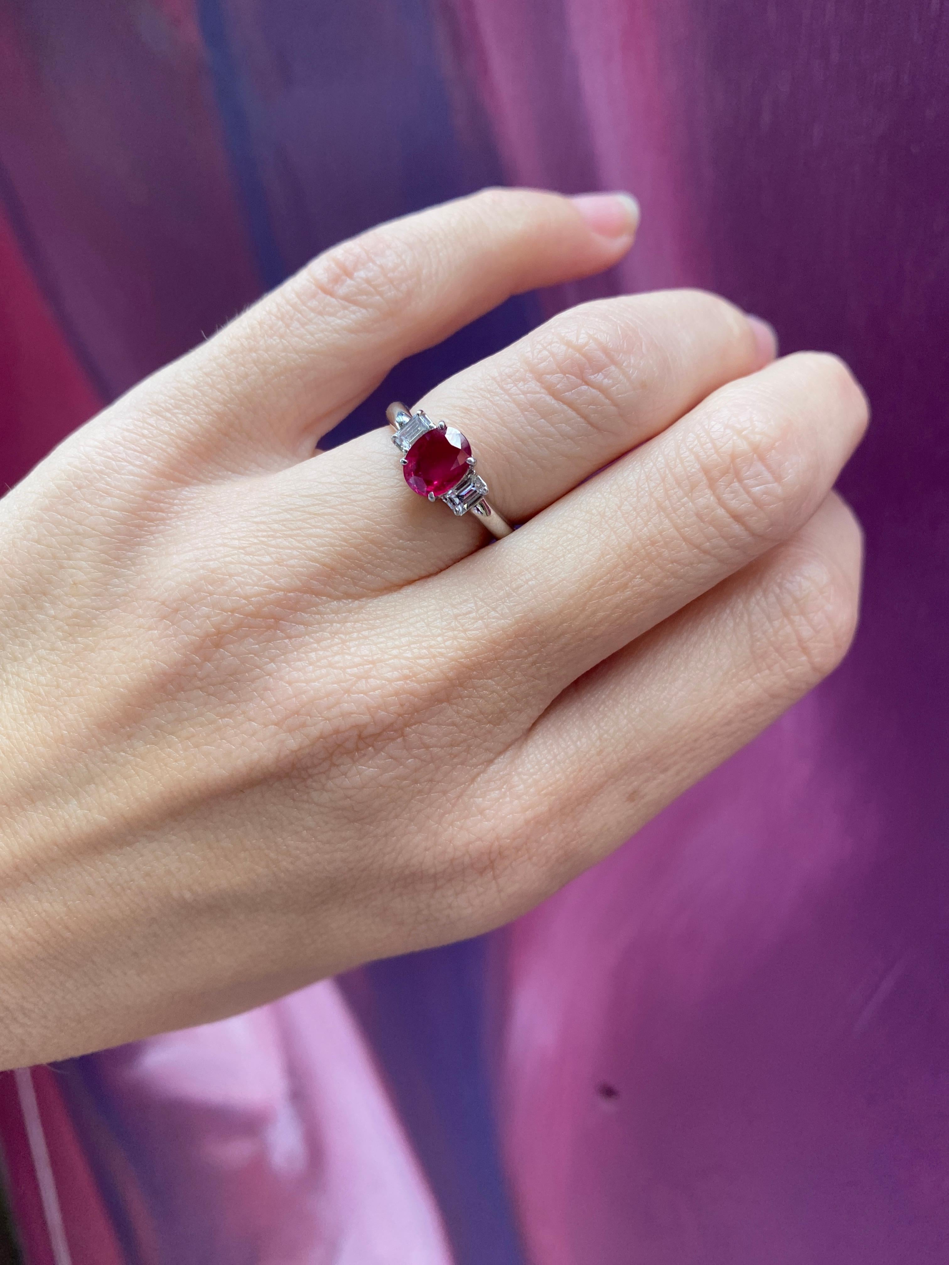 Rubis de 1,20 carat de taille ovale et diamants de 0,30 carat de taille émeraude, platine en vente 2