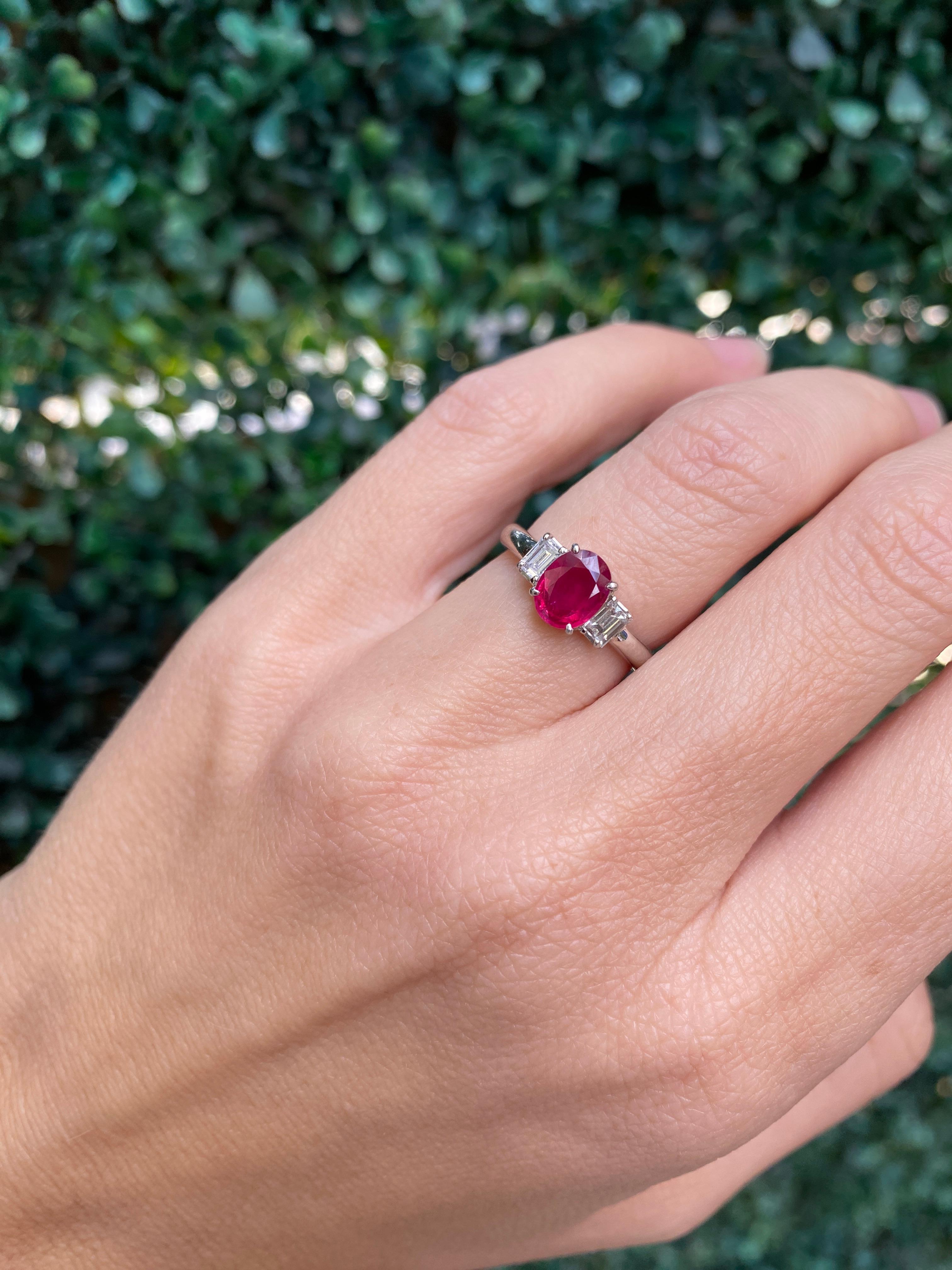 Rubis de 1,20 carat de taille ovale et diamants de 0,30 carat de taille émeraude, platine en vente 3