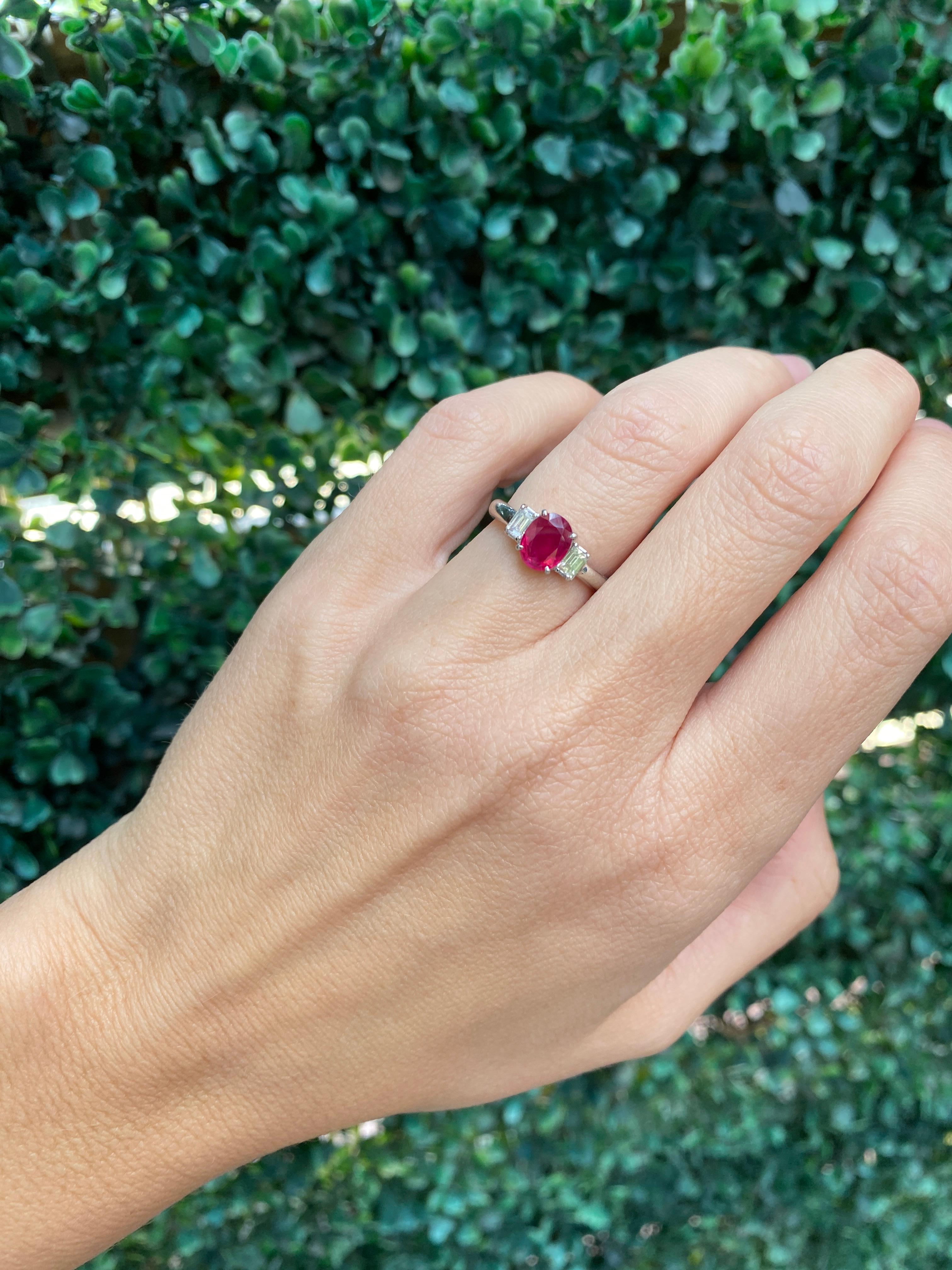 Rubis de 1,20 carat de taille ovale et diamants de 0,30 carat de taille émeraude, platine en vente 4