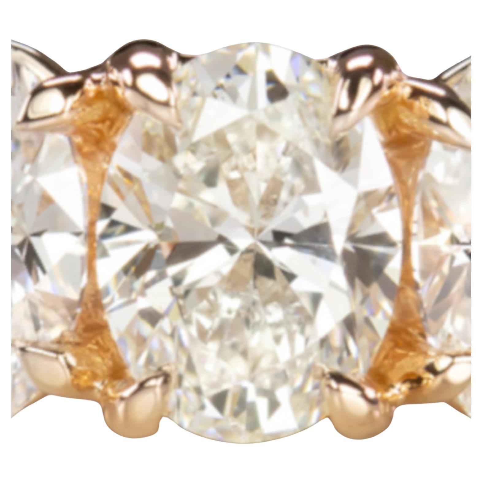 Presentamos el epítome de la gracia y la elegancia atemporal: nuestro Anillo Trilogía de Diamantes Ovalados de 1,20 quilates, una pieza emblemática de la exquisita colección de Antinori di Sanpietro. Elaborado con meticulosa atención al detalle,