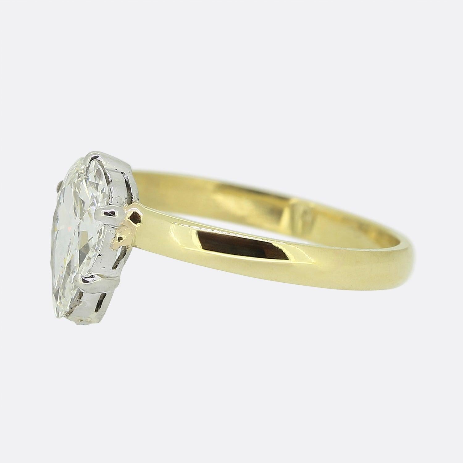 Hier haben wir einen klassisch gestalteten diamantenen Solitär-Verlobungsring. Dieses Vintage-Stück zeigt einen einzelnen birnenförmigen Diamanten mit einem strahlend weißen Farbton in einer Platinfassung mit fünf Krallen. Dieser bezaubernde Stein
