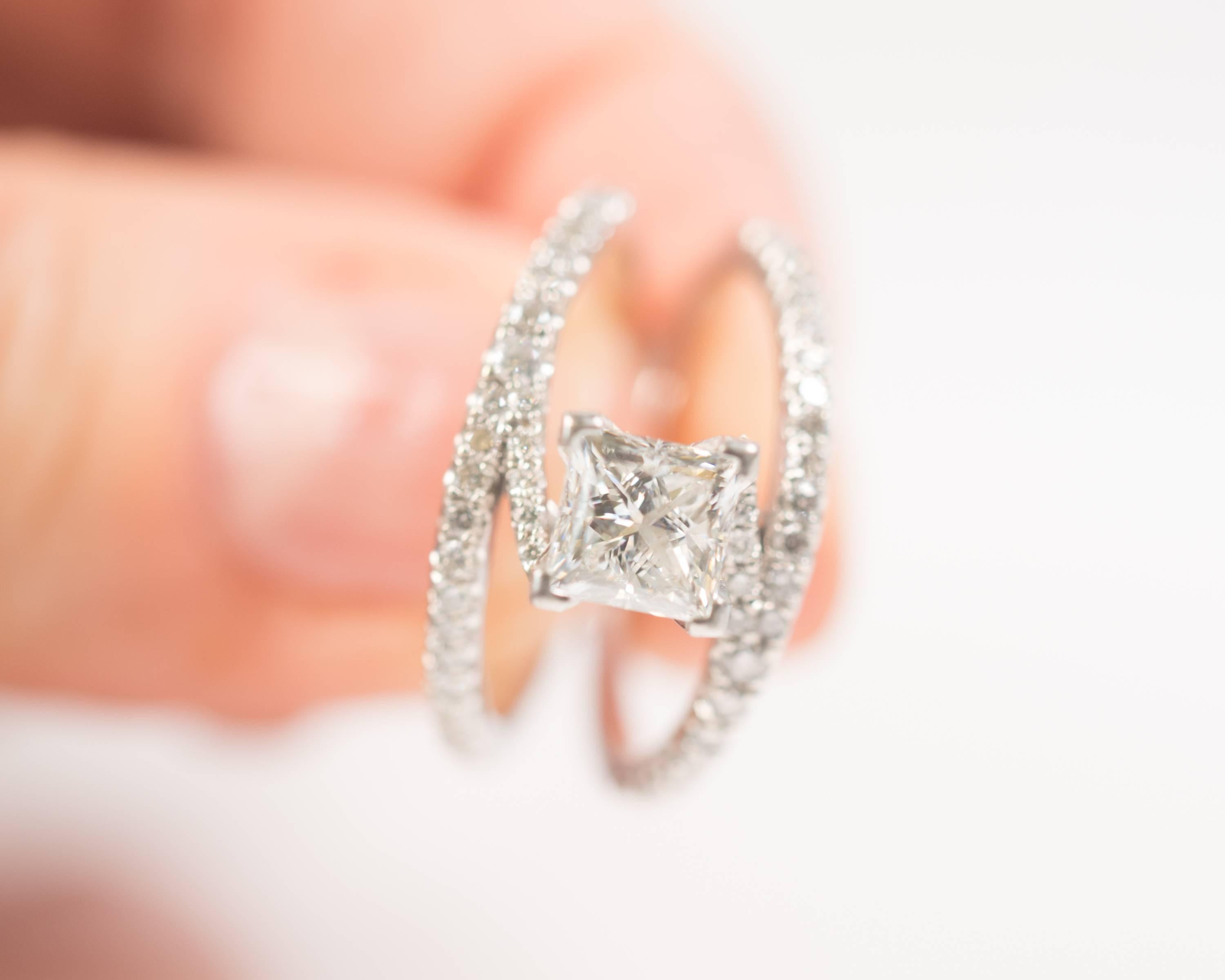 Bague de fiançailles en or blanc 14 carats avec diamant taille princesse de 1,20 carat de forme fendue en vente 6