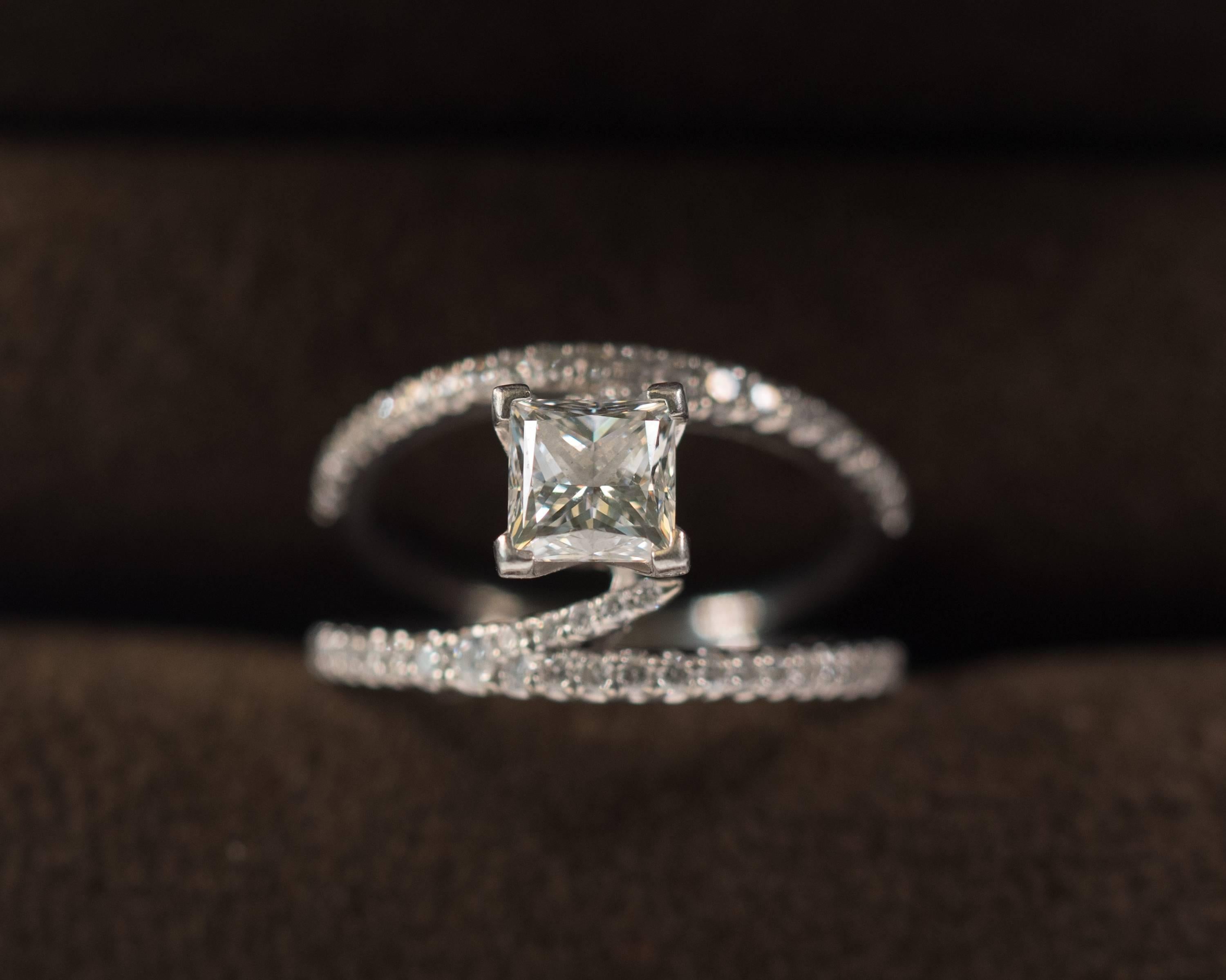 Bague de fiançailles en or blanc 14 carats avec diamant taille princesse de 1,20 carat de forme fendue en vente 7