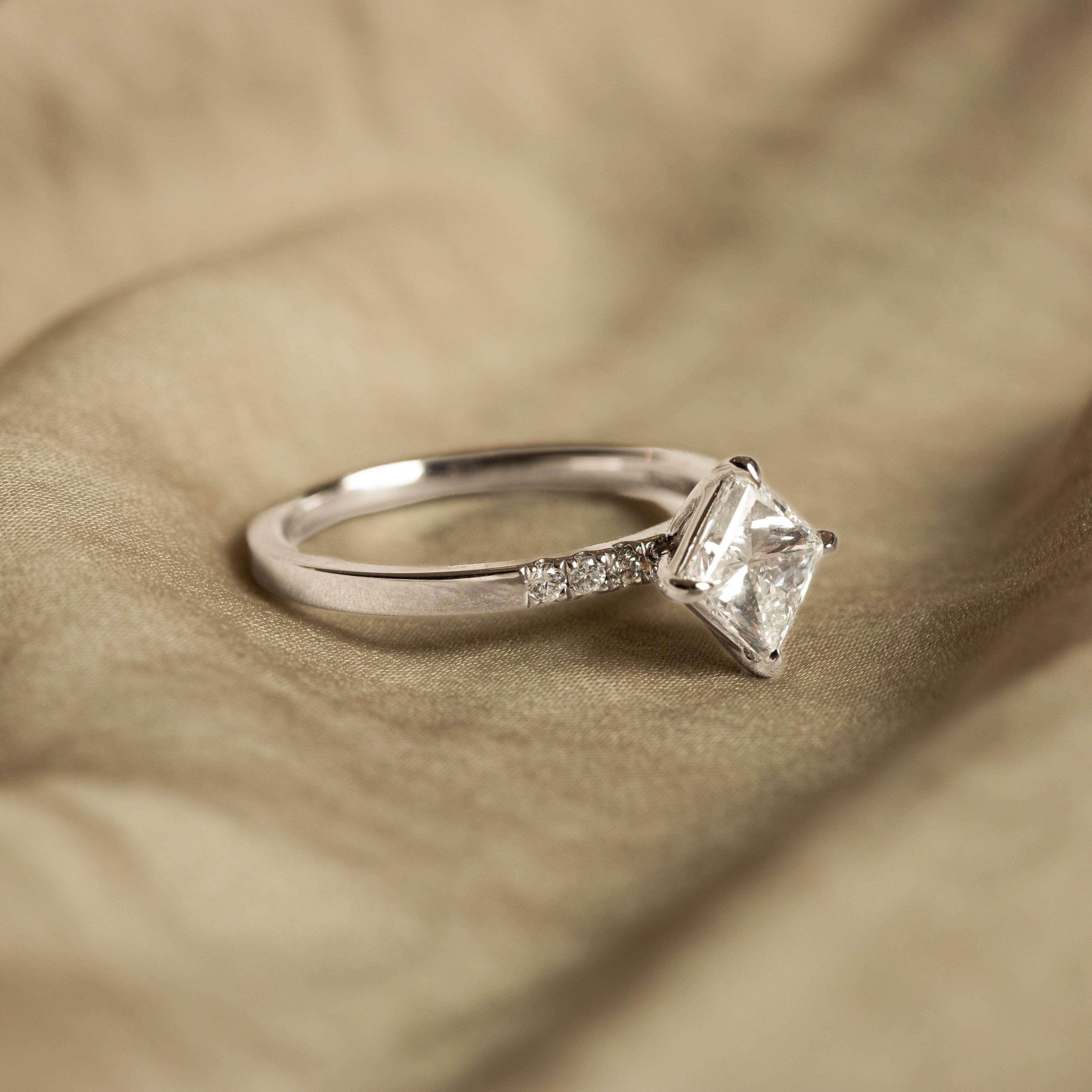 Anillo de compromiso de diamante princesa de 1,20 quilates en platino Corte princesa en venta
