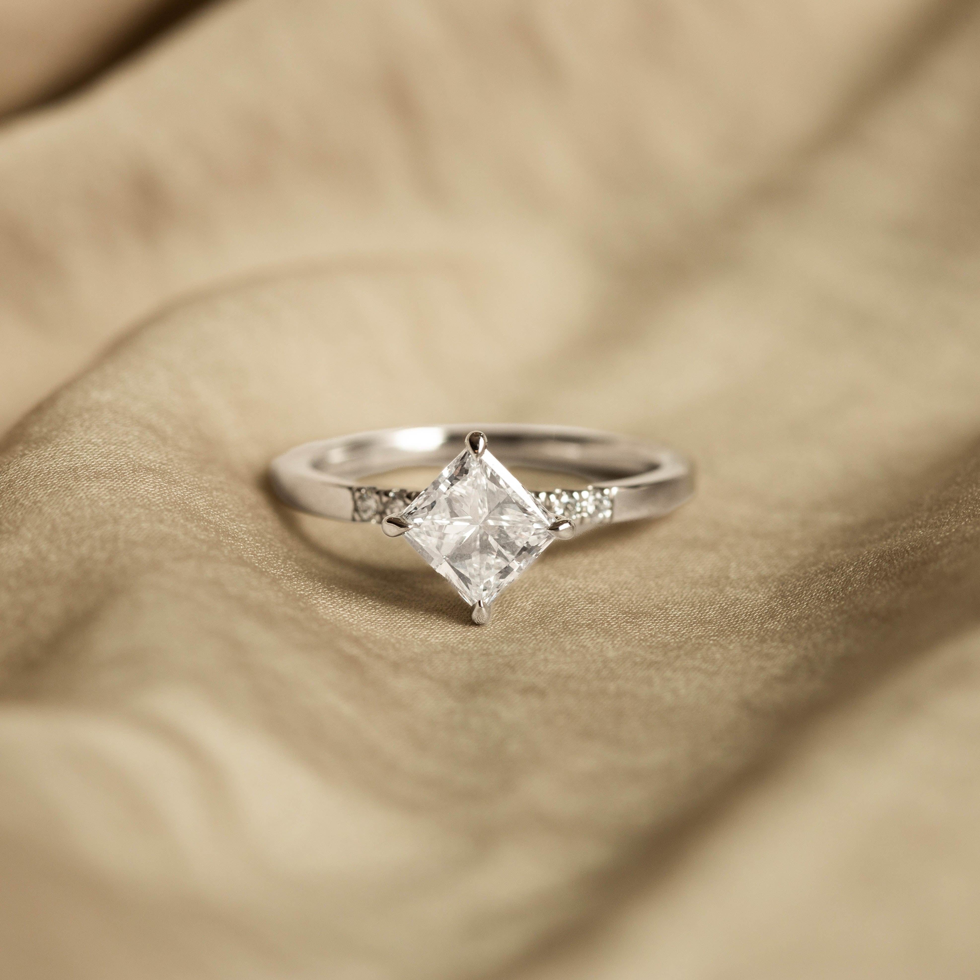 Anillo de compromiso de diamante princesa de 1,20 quilates en platino en Nuevo estado para la venta en Cape May, NJ