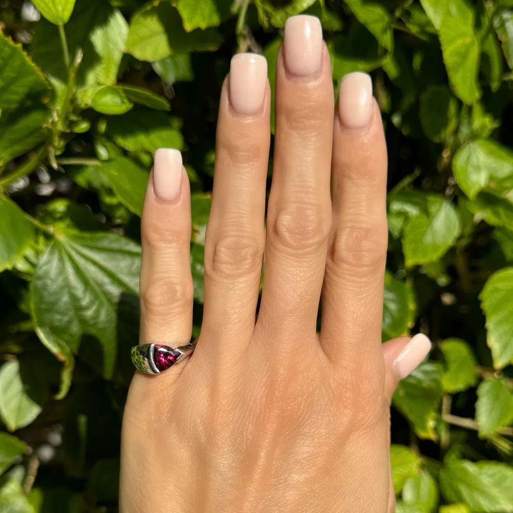 Modern 1.20 Carat Red Trillion Rhodolite Garnet Gold Solitaire Cocktail Ring For Sale