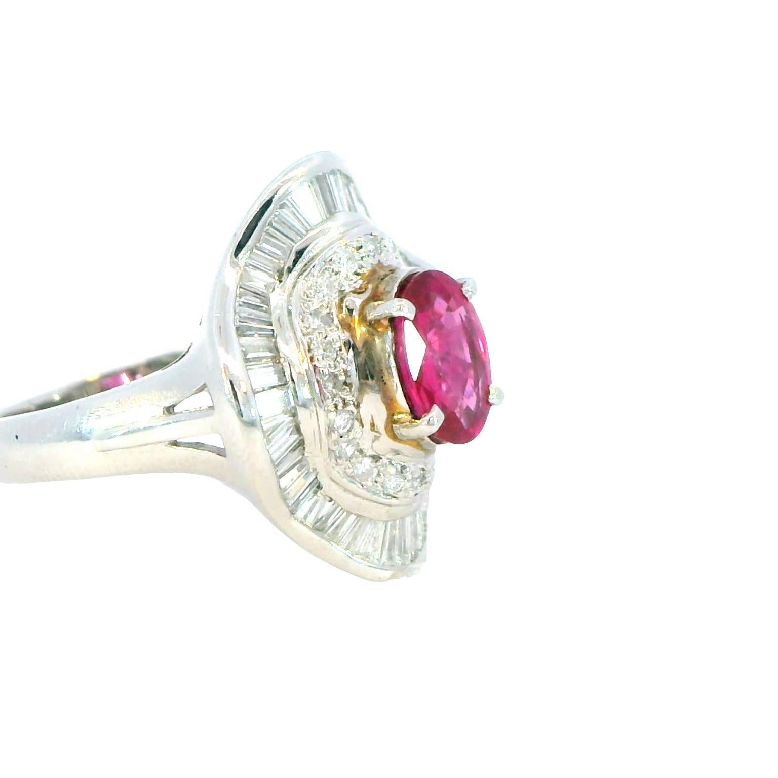 Élevez votre élégance avec notre bague en rubis et diamants de 1,20 carat, un chef-d'œuvre éblouissant qui met en valeur le rubis et le diamant :

- Un rubis radieux de 1,20 carat, capturant l'essence de la passion et de l'allure.
- Des diamants