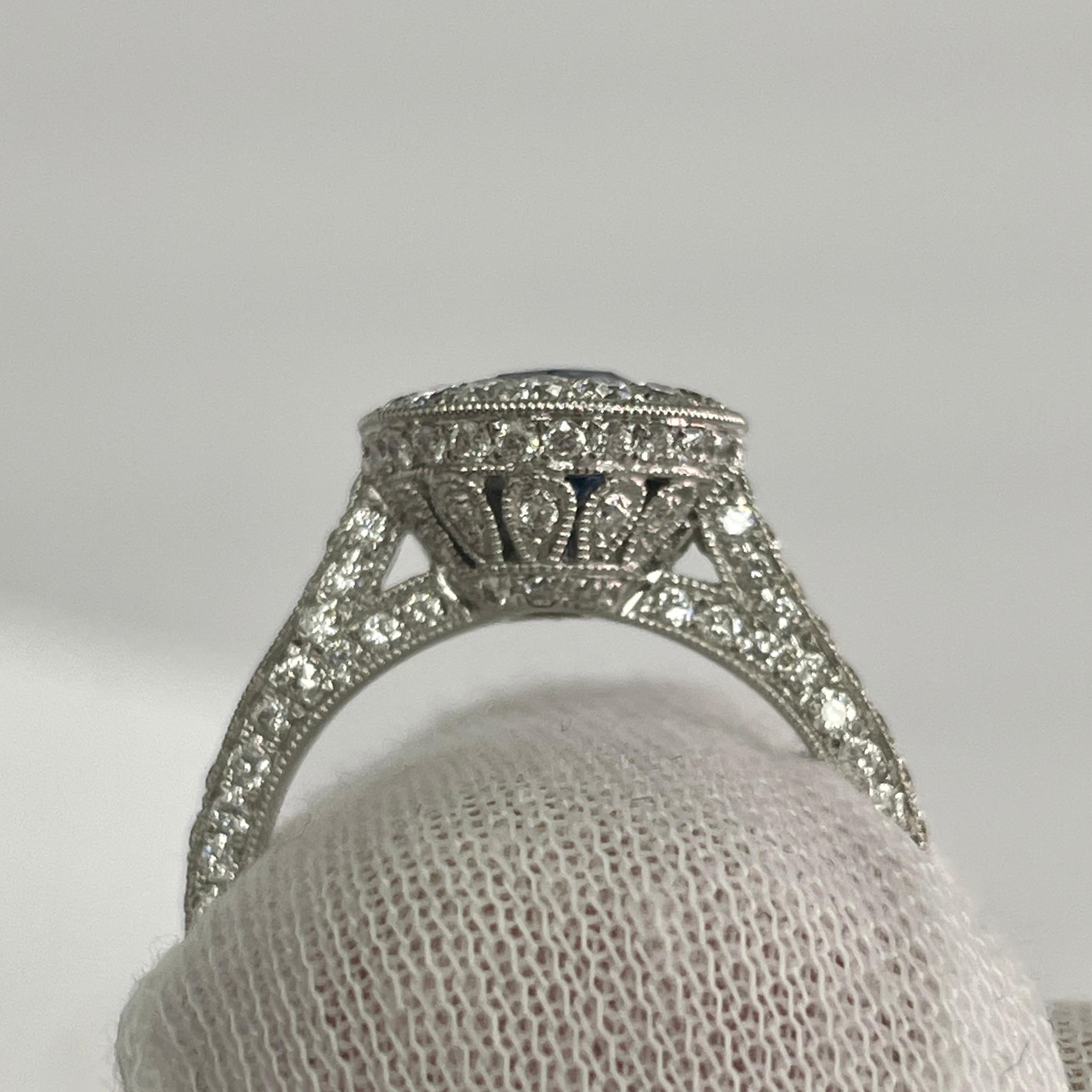 Taille ronde Bague en or blanc 18 carats avec saphir et diamants de 1,20 carat en vente