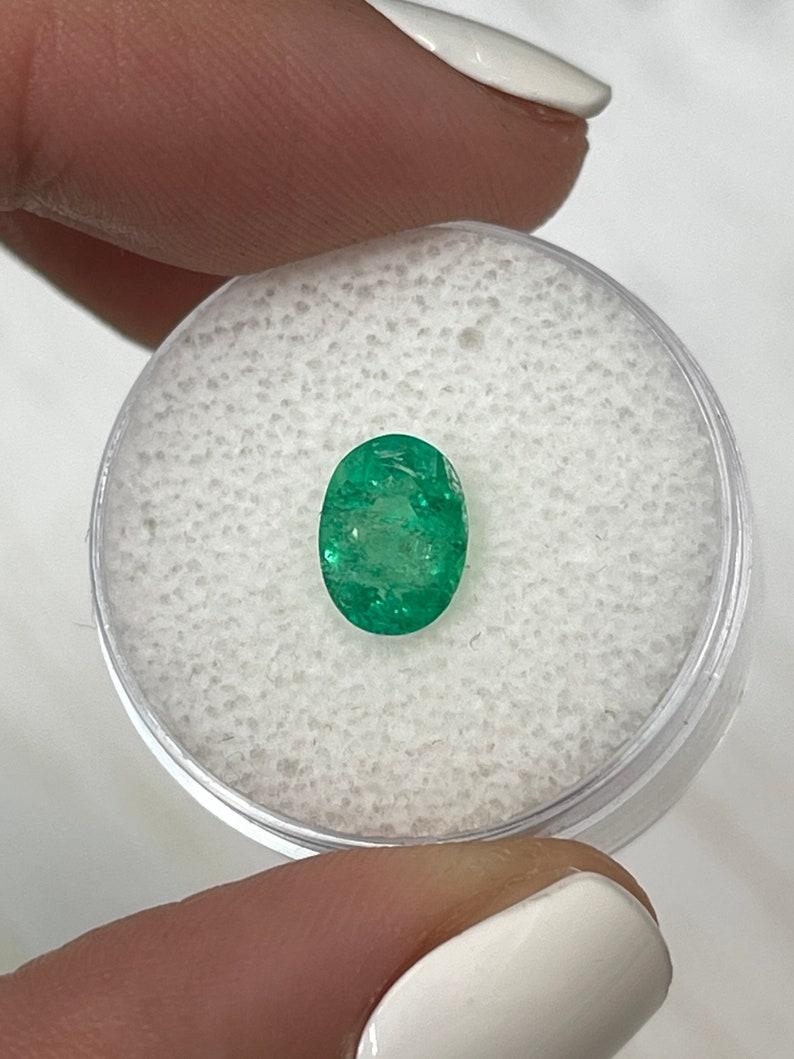 Piedra: Esmeralda
Peso: 1,20 quilates
Forma: Corte Oval
Claridad: Transparente
Lustre: Muy bueno
Color: Verde medio
Medidas: 8,55 mm x 6,28 mm x 3,88 mm
Origen geográfico: Colombia
Tratamiento: Natural, Engrasado

Observaciones: Debido a sus