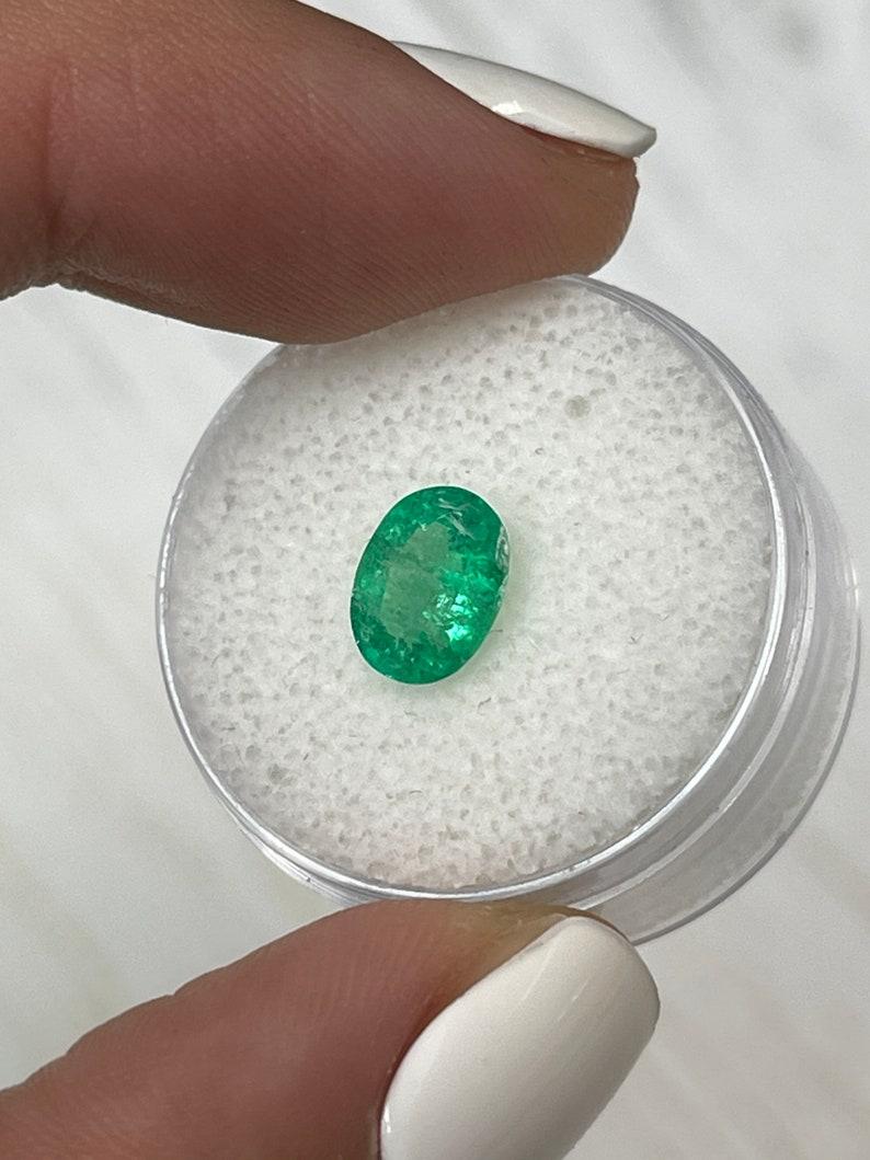 Esmeralda Colombiana Verde Primavera de 1,20 Quilates - Gema Natal de Mayo Talla Ovalada Corte oval en venta