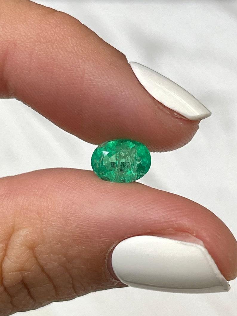 Esmeralda Colombiana Verde Primavera de 1,20 Quilates - Gema Natal de Mayo Talla Ovalada en venta 1