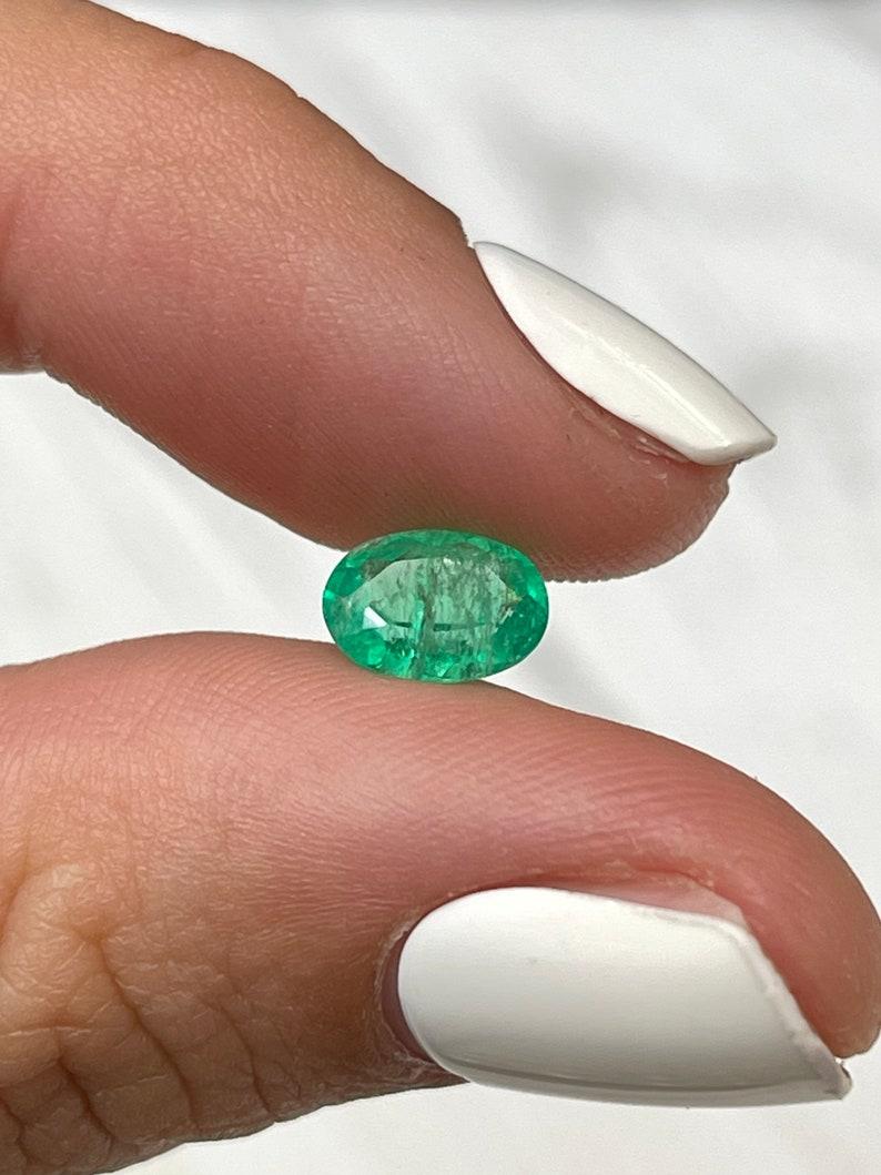 Esmeralda Colombiana Verde Primavera de 1,20 Quilates - Gema Natal de Mayo Talla Ovalada en venta 2