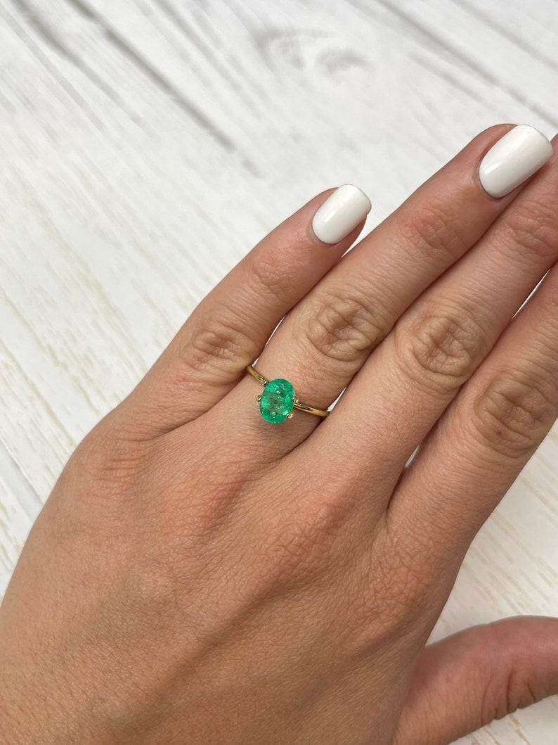 Esmeralda Colombiana Verde Primavera de 1,20 Quilates - Gema Natal de Mayo Talla Ovalada en venta 3