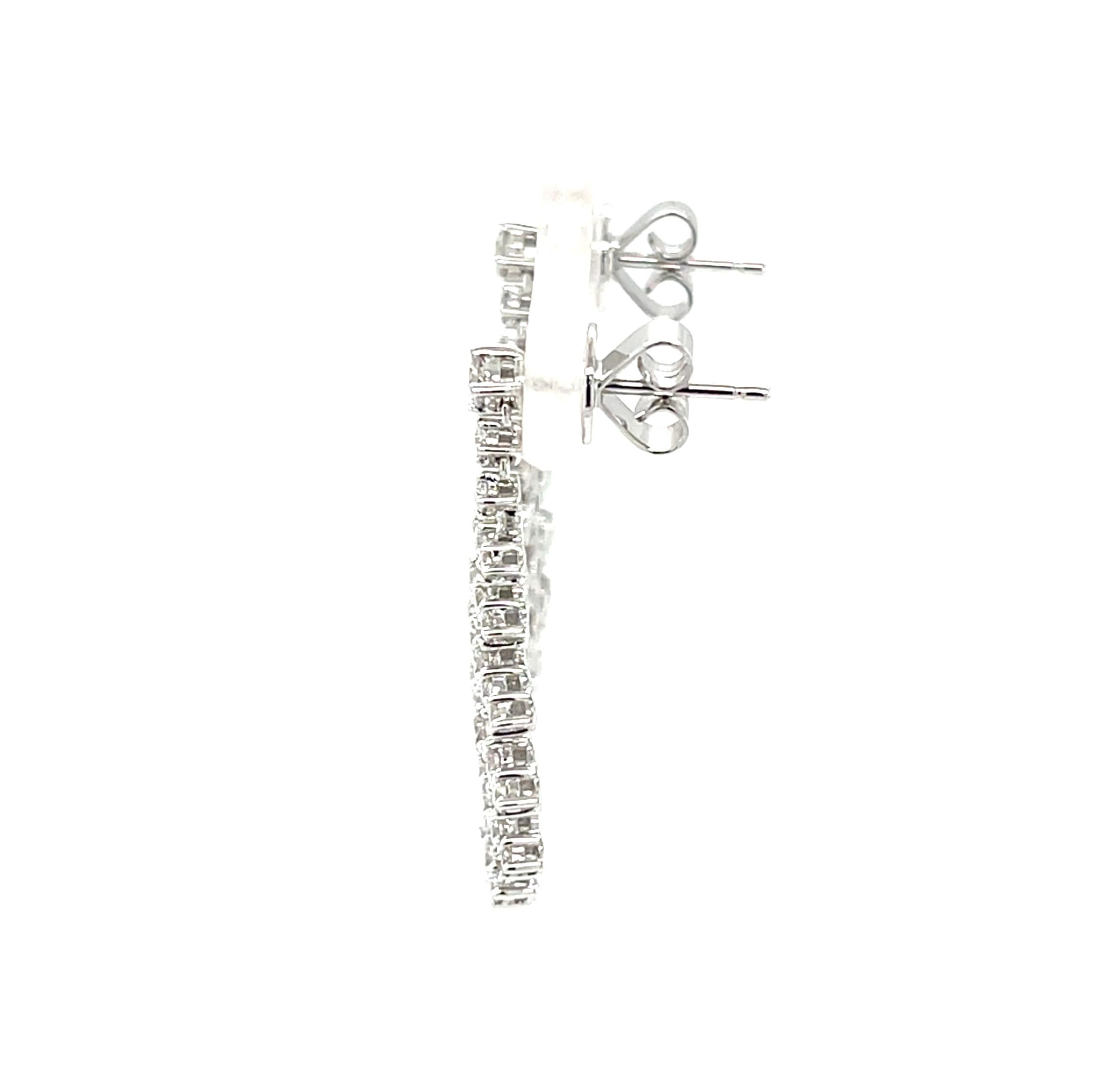 Artisan Boucles d'oreilles pendantes en or blanc 18 carats, diamant de 1,20 carat, design dentelle géométrique en vente