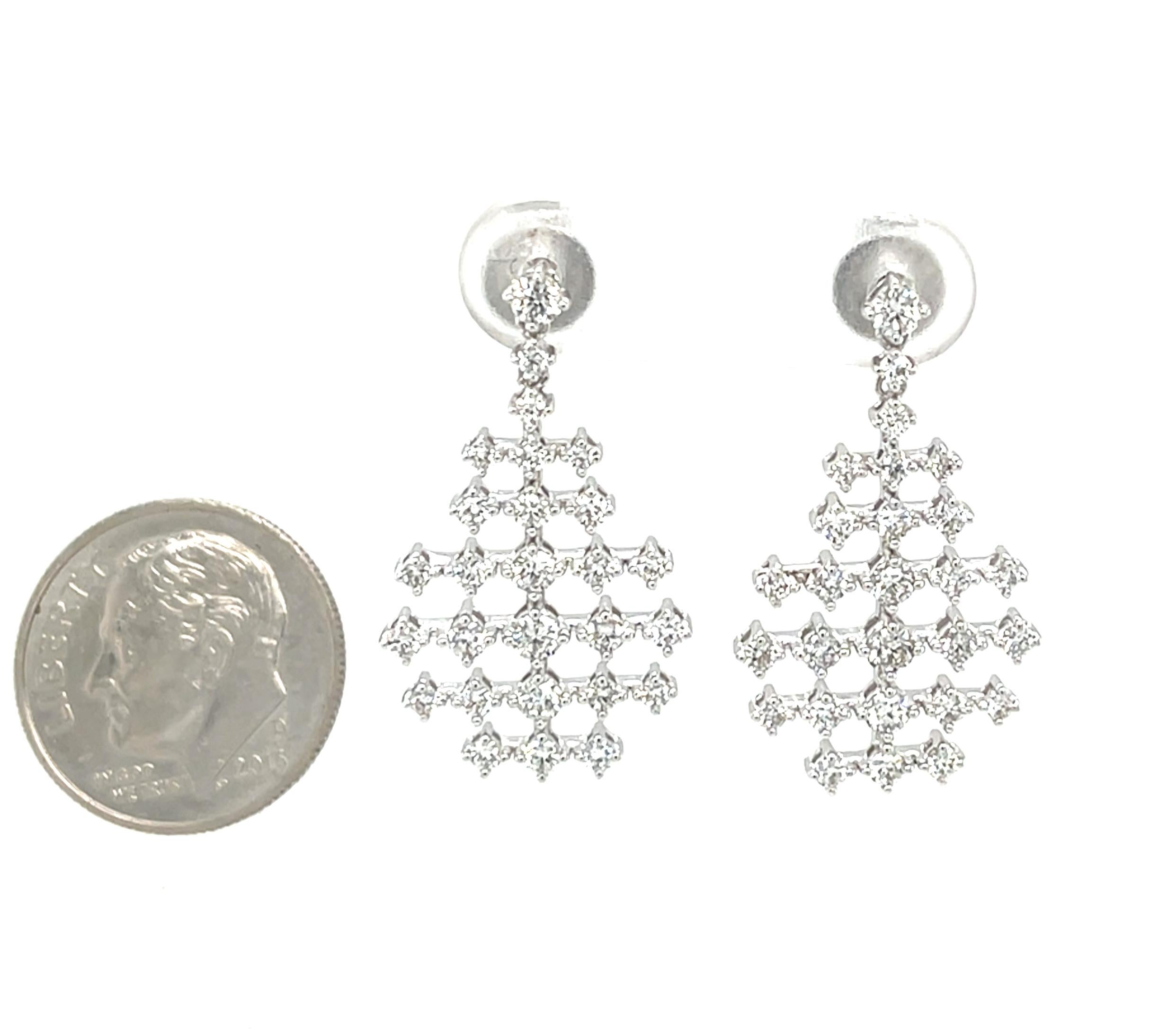 Taille ronde Boucles d'oreilles pendantes en or blanc 18 carats, diamant de 1,20 carat, design dentelle géométrique en vente
