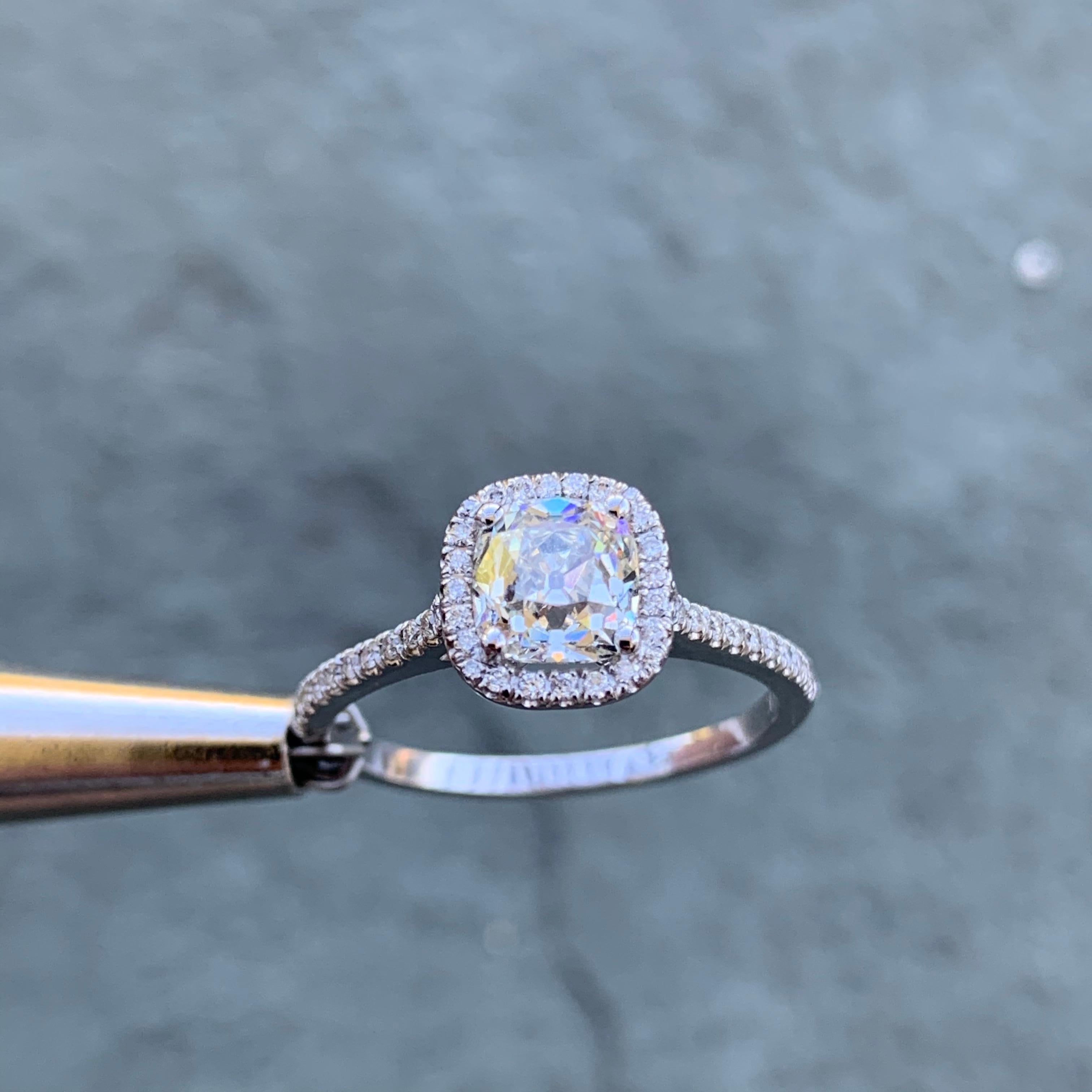 ST093001
Der Ring kann auch ohne den Mittelstein gekauft werden. Ich kann einen anderen Mittelstein liefern, der Ihrem Budget entspricht, wenn es höher oder niedriger ist.
Wenn der Ring bereits verkauft ist, wird er auf Bestellung angefertigt und